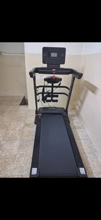 جهاز جري كهربائي يحتوي رجاج يتحمل 165 كيلو استخدام قليل تاريخ الشراء م...