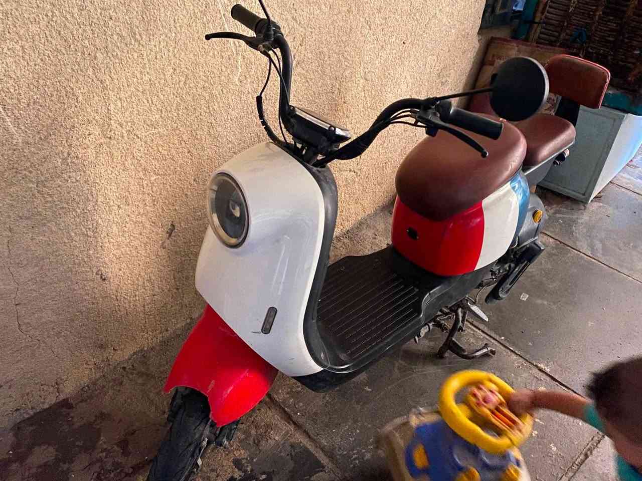 عرض خاص دراجة شحن بسعر مناسب 

التصميم: ستايل كلاسيكي أنيق (مقعد جلد بني + مسند ظهر خلفي للراكب الثاني).

المحرك: كهربائي قوي واقتصادي، هادئ وبدون أي صوت.

الإضاءة: كشاف أمامي LED قوي جداً مع شاشة عداد ديجيتال.

البطارية: شحن ممتاز ويقطع مسافة ممتازة للشحنة الواحدة.

الملحقات: تحتوي على بدالات مساعدة ومرايا جانبية.

للتواصل 
***********
السعر 250 دراجة حلوة وقوية نقصها بطاريات بيها 2 منفوخات واثنين مابيهم شي
