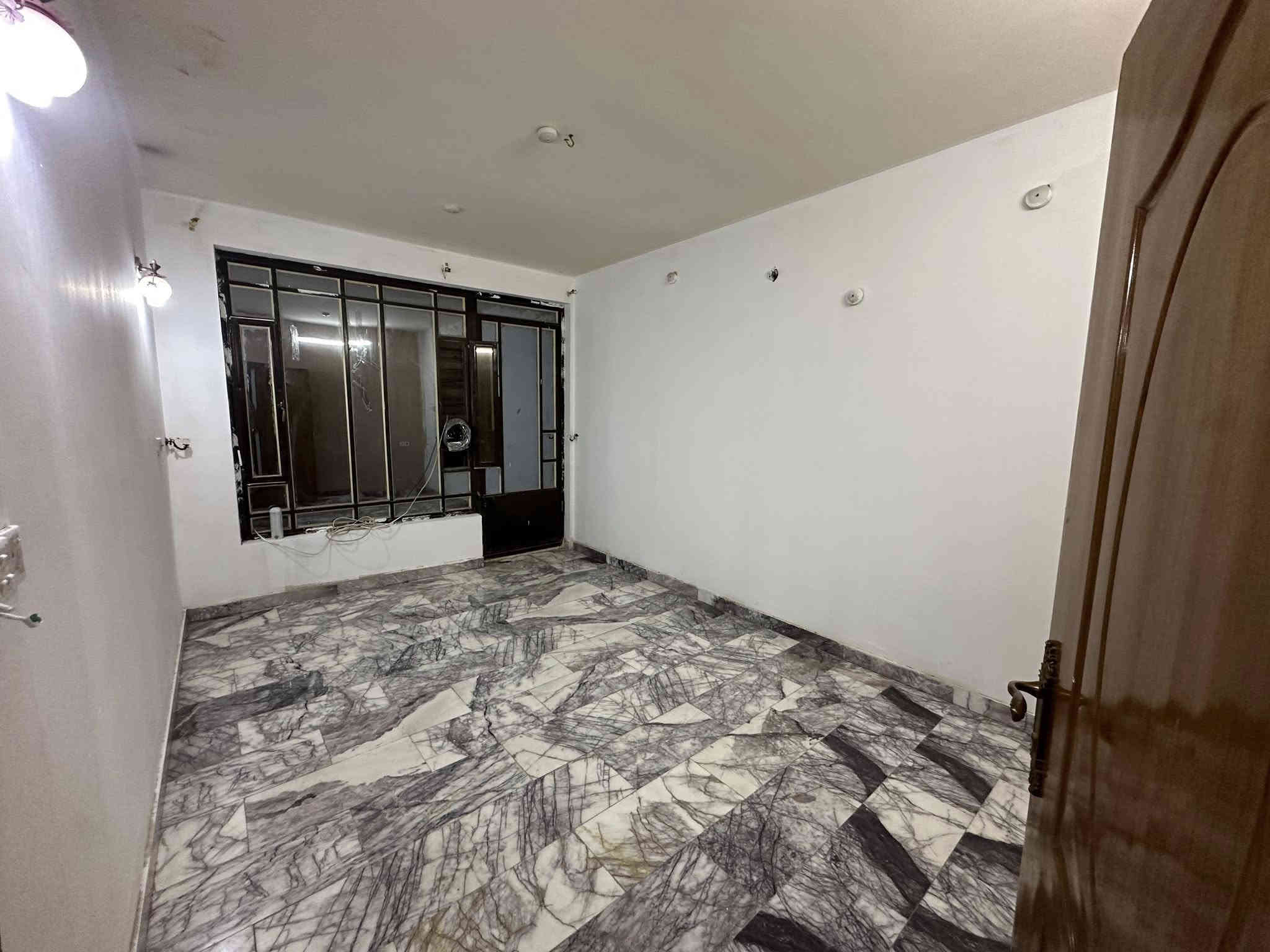 #للايجار______في_______السيديه

بيت مساحه  120 متر  نظيف جدا
 يتكون من

مدخلين 
واربع غرف نوم مطبخ صاله خدمات صحيه عدد  2 وطرمه صغيره 

علما ان العقار مجهز بسبالت

#الايجار مليون وربع

للاستفسار الاتصاال على الارقام التاليه

***********

***********
