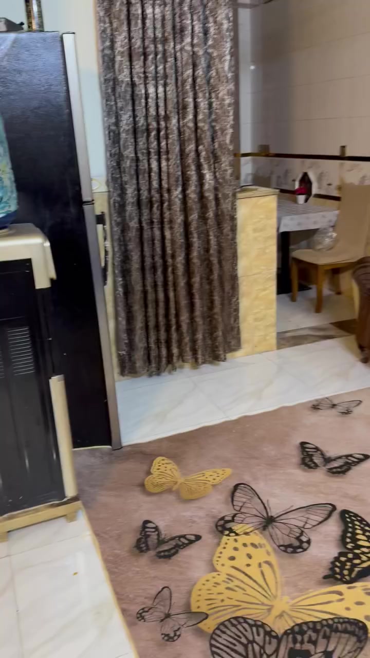 بيت للبيع مساحه 125 متر بناء حديث سنه2023 بأسم شخص واحد موقع مميز حي العامل 807 الفرع قبل دائره الكهرباء يحتوي الطابق الاول على كراج وخدمات ومدخلين وصاله ومطبخ وحولي وخدمات وغرفه نوم والطابق الثاني غرفتين نوم الواجهه 6 متر وربع والنزال 20 متر السعر 250 مليون للاتصال والاستفسار مكتب محمد الساعدي مقابل مول الحياه ***********
