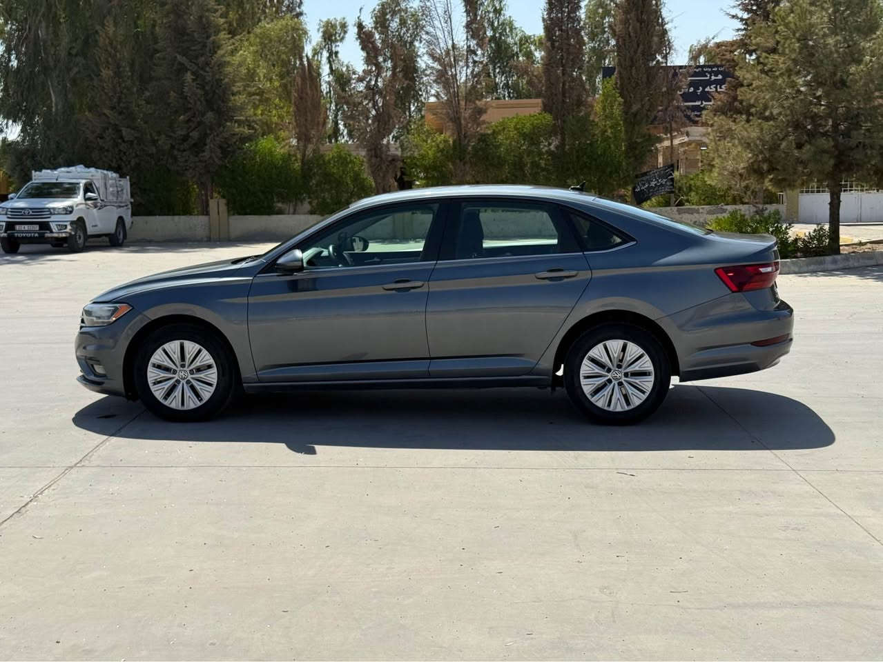 جيتا ٢٠٢٠ فئه S
سياره موجودة بكركوك جداً نظيفة بيها جامرلغ سرقه وبالعراق راس البونيد انضرب فقط  بدون ايرباگ بدون دواخل كلشي شرط حماوه مكينه گير تبريد ثلج 
غير هذا  مضمونه ١٠٠٪؜
سياره مواصفات s معروفه 
رادار خلفي امامي نقطه عمية اوتو ستوب خلفي اوتو ستارت انجن ابل كار و اندرويد اوتو   تحديد سرعة تحكم ستيرن وضعيات قيادة (ايكو- سپورت )الخ..
سيرفس كامل مسويلها من حجرة احتراق دكشن كلها تنظيف مسويلها  تخم تايرات جديد فقط تدك سلف وتمشي طالب عليها145 و مجال السياره بكركوك 
رقم التلفون*********** كركوك, العراق
