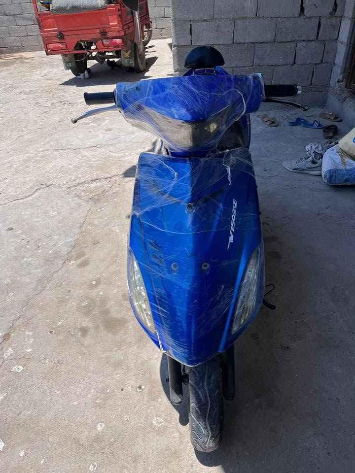 سلام عليكم دراجه صيني ما ناقصها شي كهربايات كلها شغالا ماعده الهورن والعداد   دراجه نضيفه كلش دراجه اول ما شتراها الولد الاخذتها منه ما وياها هندر تجي فاتحينه تجي بس سلف  دراجه مرتبه رايدها ب 350وبيها مجال الشراي  عنواني بصره جزيره  رقمي ***********
