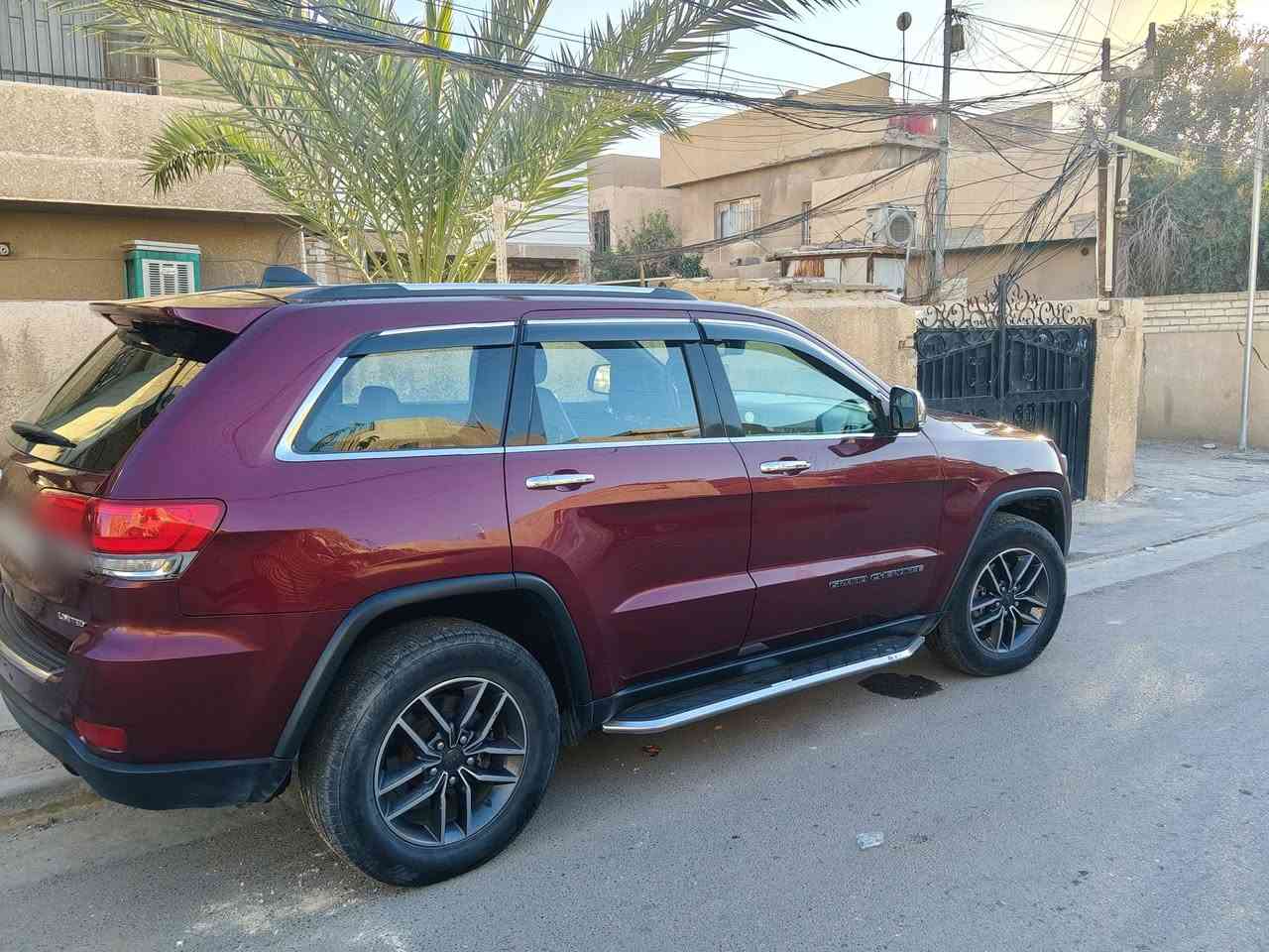 للبيع جيب لاريدو موديل 2019 - لون ماروني ملكي 
التفاصيل والمواصفات:
​النوع والموديل: جيب شيروكي (لاريدو Laredo) 2019 رقم بغداد  جديد باسمي هزة جديدة.
​اللون: ماروني مميز جداً.
​الوارد: أمريكي (مواصفات فول) عدا الفتحة.
​الحادث: بسيط جداً ومقتصر على (الدعامية فقط) كما موضح بالصور،  البدن سليم تماماً وصبغ شركة.
​المواصفات التقنية والمميزات:
​نظام التوقف التلقائي (Auto Start/Stop): المحرك ينطفئ تلقائياً عند التوقف في الازدحامات لتوفير الوقود ويعمل فور رفع القدم عن الفرامل.
​حساسات الإطارات (TPMS): نظام مراقبة ضغط الهواء في الإطارات الأربعة مع تنبيه ذكي.
​المحرك: 6 سلندر 3.6L Pentastar القوي.
​الشاشة: نظام Uconnect كبير يدعم Apple CarPlay و Android Auto.
​الأمان: كاميرا خلفية دوارة، حساسات خلفية، ونظام مراقبة النقاط العمياء.
​الراحة: تشغيل بصمة، دخول ذكي، كراسي كهرباء، وتحكم ستيرن كامل.
​التبريد: نظام مناخ ثنائي المناطق (Dual-zone) تبريد ثلج.
​الحالة العامة ومواصفات اخرئ
​السيارة بحالة الوكالة من ناحية المحرك، الكير، والصدر.
​تخم تاير جديد، وجاهزة من كل النواحي للاستخدام المباشر.
​السيارة حرة وجاهزة للتحويل فوراً.
​السعر: [25الف $] .
للتواصل والاستفسار: [***********] أو مراسلتي على الخاص.
