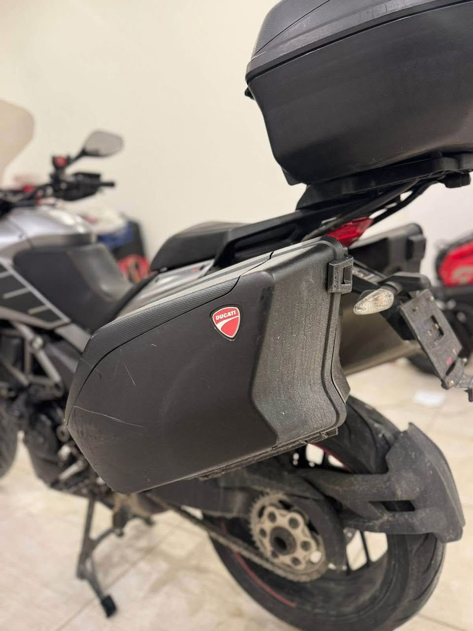 مكلف بلنشر 
دراجه دوكاتي ملتيسترادا 1200 v2
دراجه وارد يابان كفاله عامه من كلشي كل كفراته بلاد و دراجه وكاله جنط بلاد بصمه اصليه  مصارله مده نازله من رمبه دراجه موديل 2014 بدون رقم دخول جديد المكان سليمانيا اذا عجبتك تستلمها بغداد السعر 70 ورقه و بيها مجال
الاسئله الي رح انسئلها :
1 مرقم ؟ : لا بدون رقم 
2بيها اوراق؟: لا بدون بيها اوراق عاديه 
3وارد شنو ؟ : ذاكر بلمنشور 
4 اشكد يعني بيها مجال ؟ : تعال كلب واقتنع و سهلا بلتلفون ما اتعامل لازم تجي و تفحص 
رقم تلفون *********** بغداد, العراق
