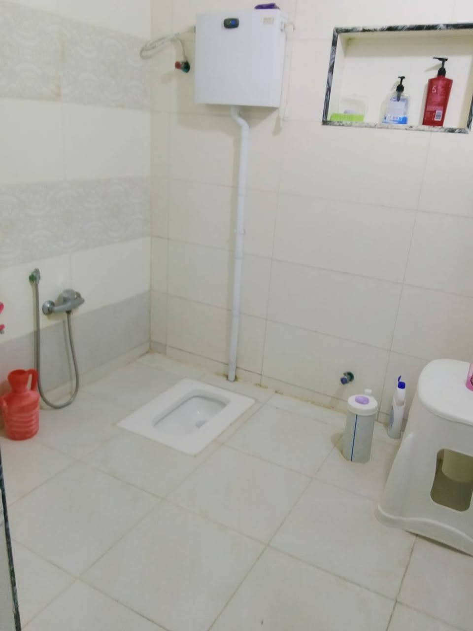 السلام عليكم بيت للبيع الشعب حي الجزائر شارع سما بغداد المساحة 74متر البناء قديم ترميم حديث ينسكن بي استقبال وغرفة نوم وحولي وصحيات عدد 2 ومخزن فوگ السعر النهائي 90 للتواصل على الرقم بي واتساب ***********
