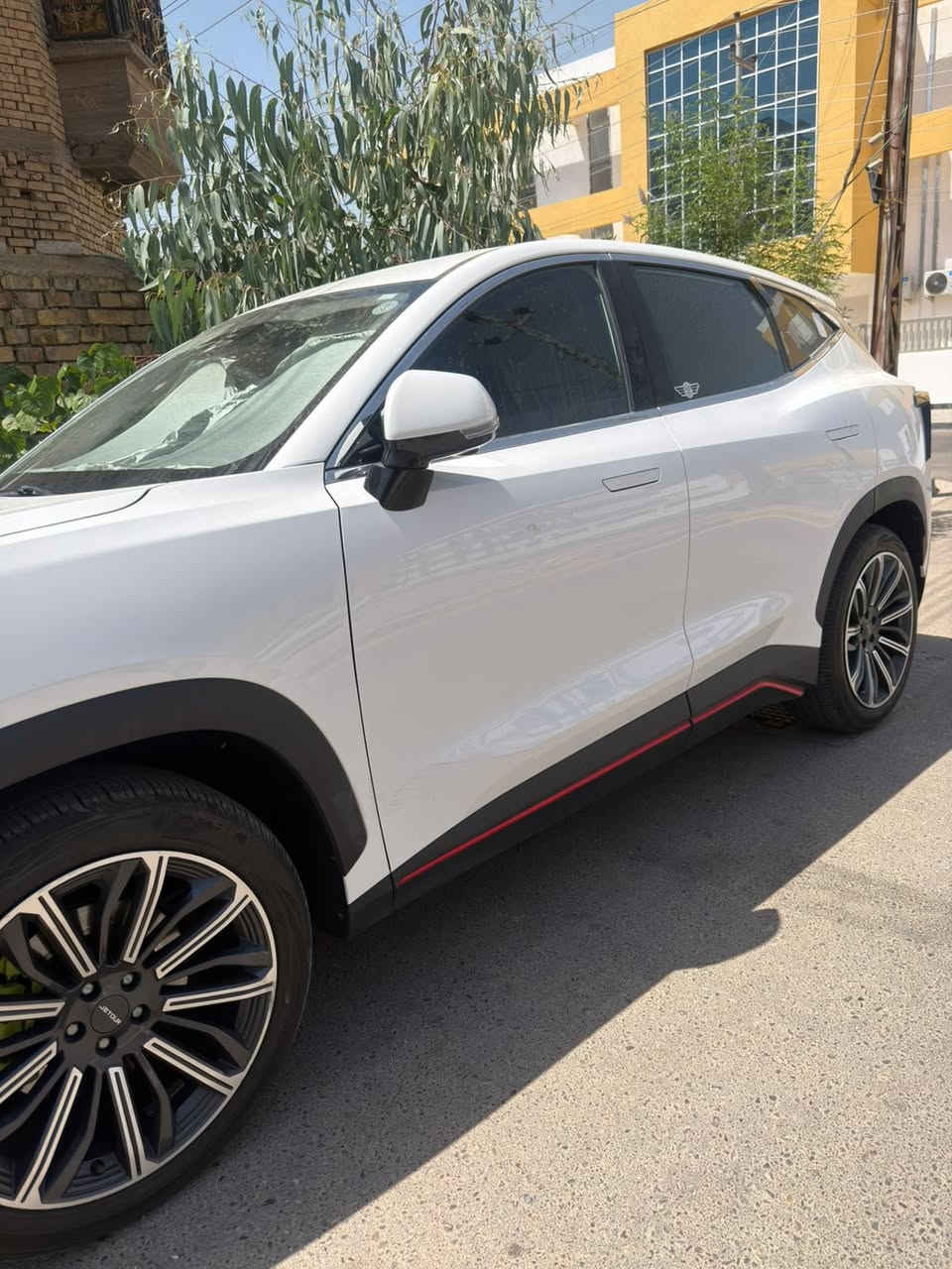 Jetour Dashing) جيتور داشينج لاكجري
(Luxury
سيارة دفع أمامي (FWD) رياضية متعددة الاستخدامات
وأداء رياض ())
المواصفات الفنية المحرك: 4 أسطوانات سعة 1.6 لتر
نيربو.القوة: 194 إلى 197 حصاناً.عزم الدوران: 290 نيوتن.متر,ناقل الحركة: أوتوماتيكي ثنائي القابض (DCT) ب
7 سرعات.استهلاك الوقود: 14.4 إلى 16.7 كيلومتر لكل لتر
(حسب ظروف القيادة).
سعة خزان الوقود: 60 - 57 لتراً. التصميم الخارجي والداخلي
الأضواء: مصابيح أمامية وخلفية بتقنية LED مع إضاءة ترحيبية.المقاعد: 5 مقاعد جلد الفاخر، مقعد السائق والراكب الأمامي كهربائي
.الشاشات: شاشة لمس مركزية عالية الدقة قياس 15.6 بوصة.تقنيات أخرى: إضاءة محيطية متعددة الألوان, نظام تسجيل القيادة، ومستشعر للمساحات (حساس مطر)
.مع أنظمة الأمان والسلامة أنظمة المساعدة على القيادة، أبرزها:نظام فرامل مانعة للانغلاق (ABS) ومساعد الفرامل. نظام الثبات الإلكتروني والتحكم في قوة الجر. نظام مانع انقلاب السيارة، وتنبيه حركة المرور الخلفية.
عنواني البصره
السعر 28 مليون
السياره رقم اربيل وكاله كلش حلوة وجانيهه وخير من اللّٰه بس لسبب السفر وبيهه سونار
المندلاوي كلشي جاهز
الهاتف:***********
