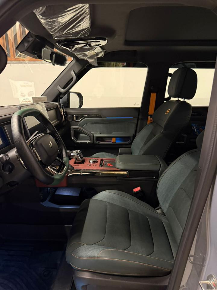 السلام عليكم سيارة جيتور T2 ماشية 16000 km للبيع موديل 2025 مرقم بغداد مكفولة كفالة عامه السيارة 
مغلفه نانو بجم و لايتات 
كماليات كلها كامله مال T2 عليها 
 
المواصفات 👇🏻: 

🔹بانوراما 
🔹حساسات امامي خلفي
🔹كامرات 560 
🔹كشنات جلد 
🔹تبريد قطعتين 
🔹شاشة عرض حجم كبيرة 
🔹ثلاجة 
🔹تشغيل عن بعد وبصمة عدد 2 
🔹انعكاس الشاشة 
🔹منفذ 2 USB
🔹مصابيح LED كافة السيارة
🔹ناقل حركة 7 سرعات
🔹منفذ تايب سي
🔹اوامر وتحكمات صوتية
🔹مثبت سرعة 
🔹محرك 2000 
🔹داخل السيارة اللون زيتوني 
🔹نظام مراقبة ضغط الاطارات
🔹ضمان 6 سنوات للسيارة و10 سنوات للمكينة والكير 
🔹السيارة وكالة هارلم

مواصفات السيارة معروفة فول الفول 💯💯 مكان السيارة البصرة 
السعر /280 وبيها مجال 
 
***********
