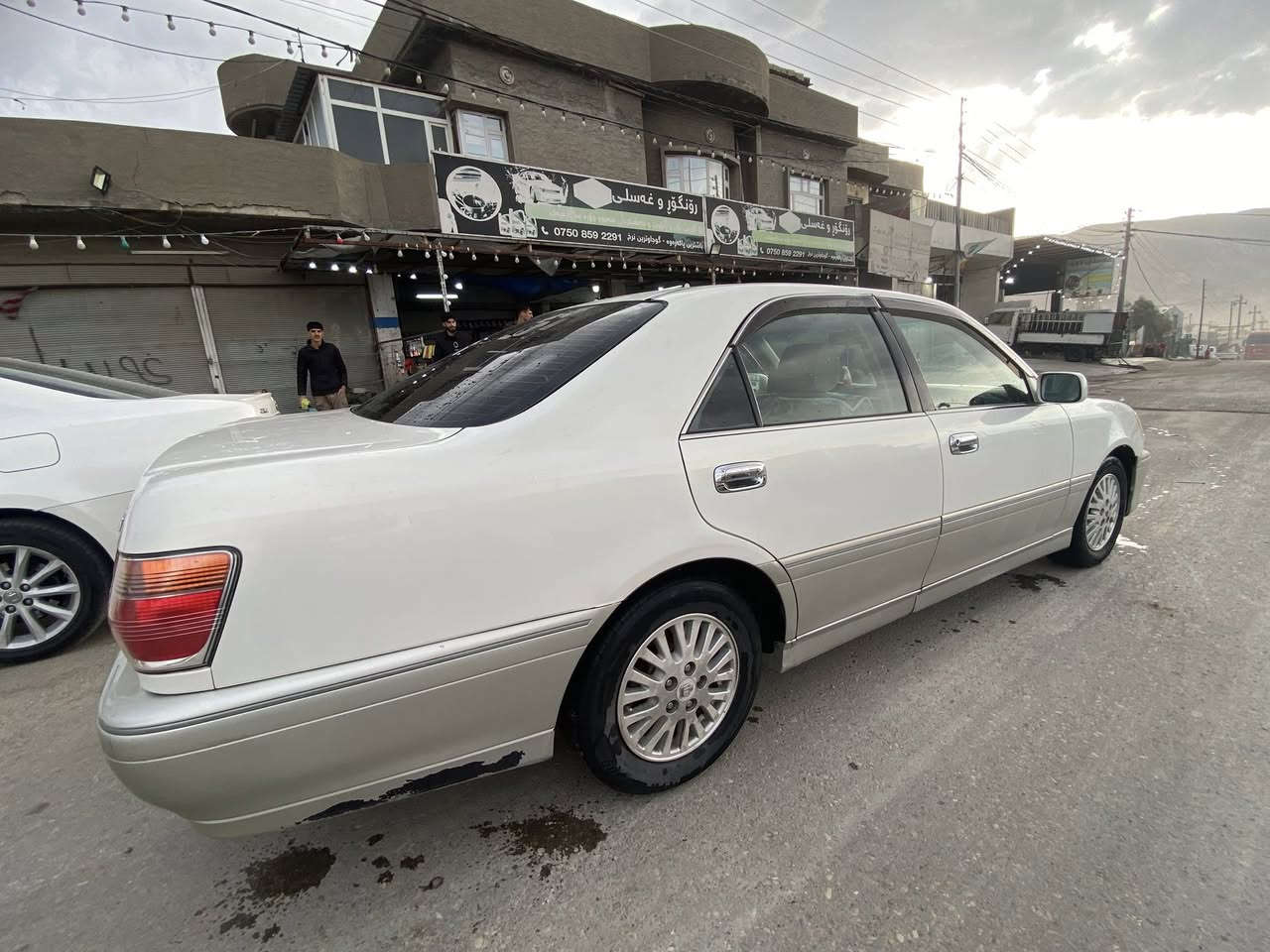 مەلیکە مووس مەکینە 175
سئ دوکمە پەردە 
ناو زەرد
بی بویاخ کامل مەسرەف کراو
بریکی بەسراوە
بئ دەعمو لیدراو
رونی گیرو مەکینەو
سیرفزی تازە کراوە
47گەلاو مەجال
***********
