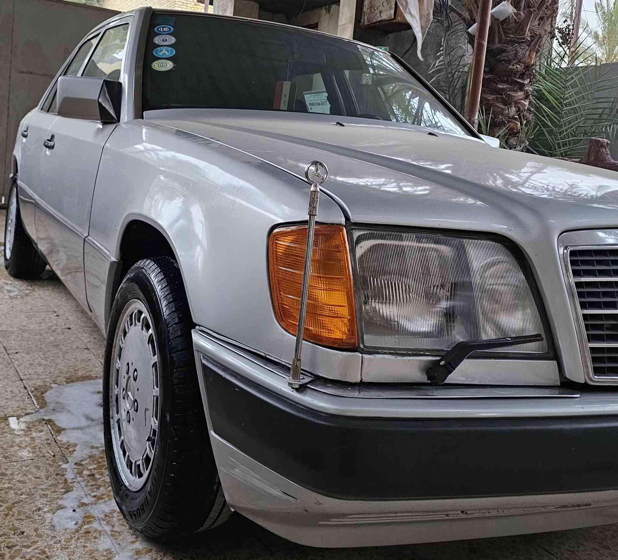 السلام عليكم 
مارسدس دب موديل ١٩٩٣ 
مكينه ٣٠٠٠ vvt 
قواعد دبل بلاد
 تبريد شغال
كشن كهربائي
السياره معمره تعمير مال جناي ماناقصة شي 
رقم بغداد انكليزي السعر ٦٠ 
مكاني الناصرية المركز ***********
