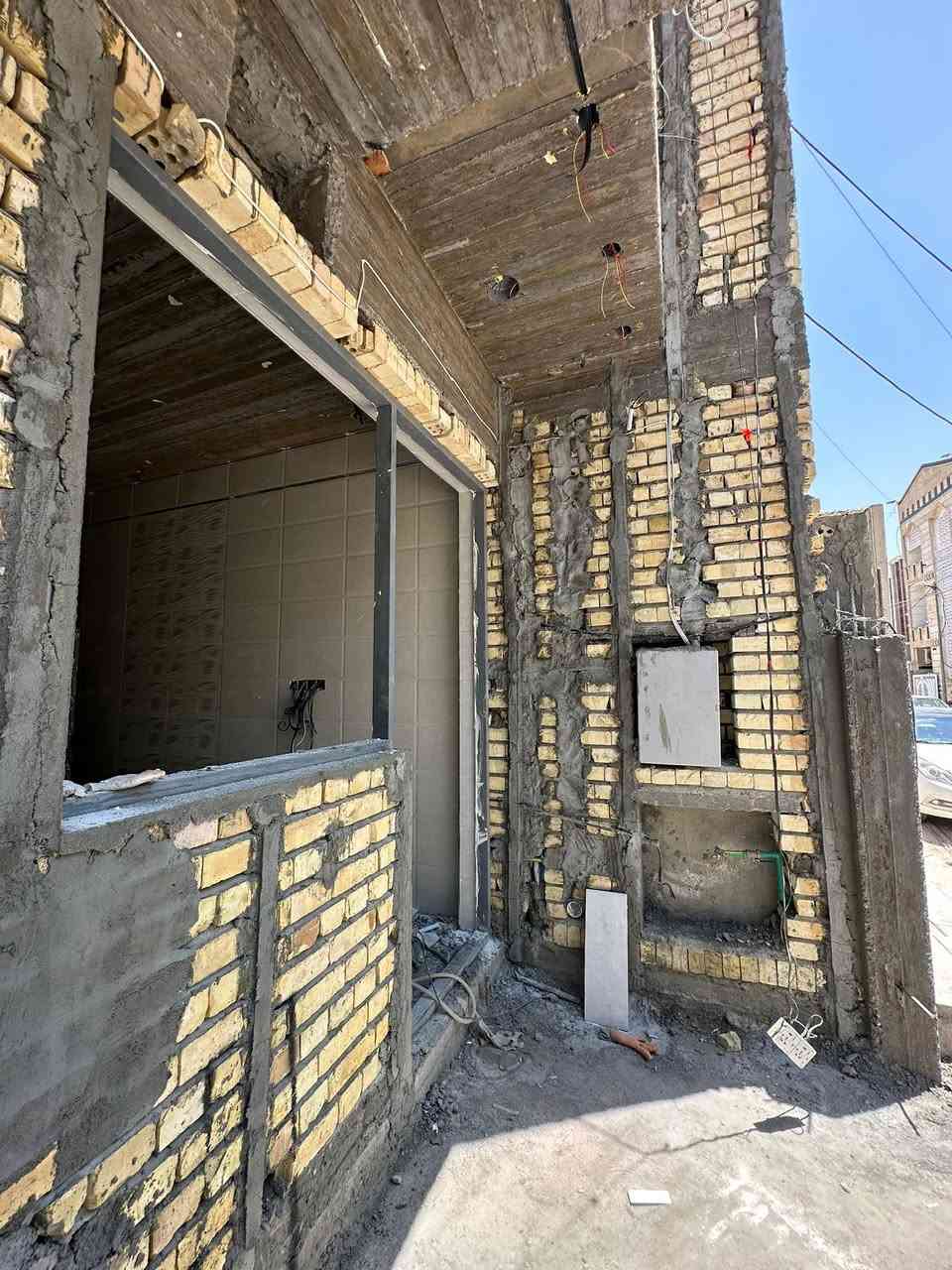 🏡 دار 125 للبيع - تسليم مفتاح بناء ٢٠٢٦ درجة اولى 🏡

طابو ملك صرف 

المساحة 125 متر واجهة 6.25 والنزال 20 
4 غرف نوم كبيرة ضمنها غرفة سويت

خريطة الدار جدا مرتبة وخدمية

الموقع: بغداد الكرخ - حي الجهاد قرب مجمع النسيم

منطقة حديثة وهادئة 

📌 المواصفات :
♦️باب مدخل الاستقبال : قاصة تركي ثقيل 
♦️باب المدخل الثاني : المنيوم ثقيل G60 دبل جام CNC
♦️الشبابيك : المنيوم تركي الوجه سلايد 
♦️الارضية :مرمر تركي وبايات الدرج مرمر تركي 
♦️الابواب الداخلية : تركي MDF
♦️الصحيات : مغسلة وغربي تعليك 
♦️منظومات كاميرات
♦️تأسيس الكهرباء: الفنار السعودي 
♦️تاسيس الصحيات: الامل الشريف 
♦️الواجهة: الواح بورسلاين 

 🏡الطابق الارضي:
مدخلين منفصلين 
مطبخ
استقبال
صالة
صحيات 
غرفة نوم كبيرة

🏡الطابق الاول :
غرف نوم كبيرة عدد 3
حولي كبيرة 

🏡الطابق الثاني:
بيتونة كبيرة 
سطح عدد 2

📞 للاستفسار:
الاتصل على الرقم: ***********

#دار_بيت_للبيع_100متر_بيوت_عقار_عقارات_بغداد_العراق_منزل_طابو
