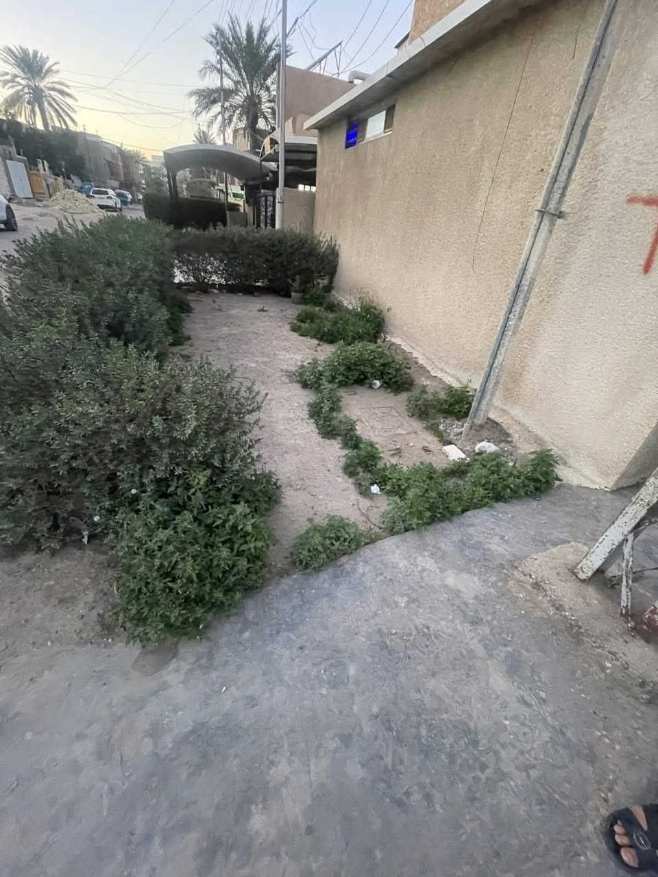 مشتمل للبيع ركن 60م واقع حال 64م في منطقة البنوك / خلف شارع الفتلاوي قرب الشارع العام محلة 319
 واجهـة 8م* نزال 8م
يحتوي على مدخلين
الطابق الارضي 
( مدخل استقبال منفصل ) 
 مطبخ 
+ منـور 
+ حمام كبير 
الطابق الاول
2 غرف نوم كبيرة + خدمات
الطابق الثاني 
بيتونه كبيره تنفع مخزن + سطحين امامي وخلفي كبيرين 

للاستفسار الاتصال بالرقم او مراجعة مكتب الجوهرة للوساطة العقارية الكائن في شارع الكنيسة 
***********
