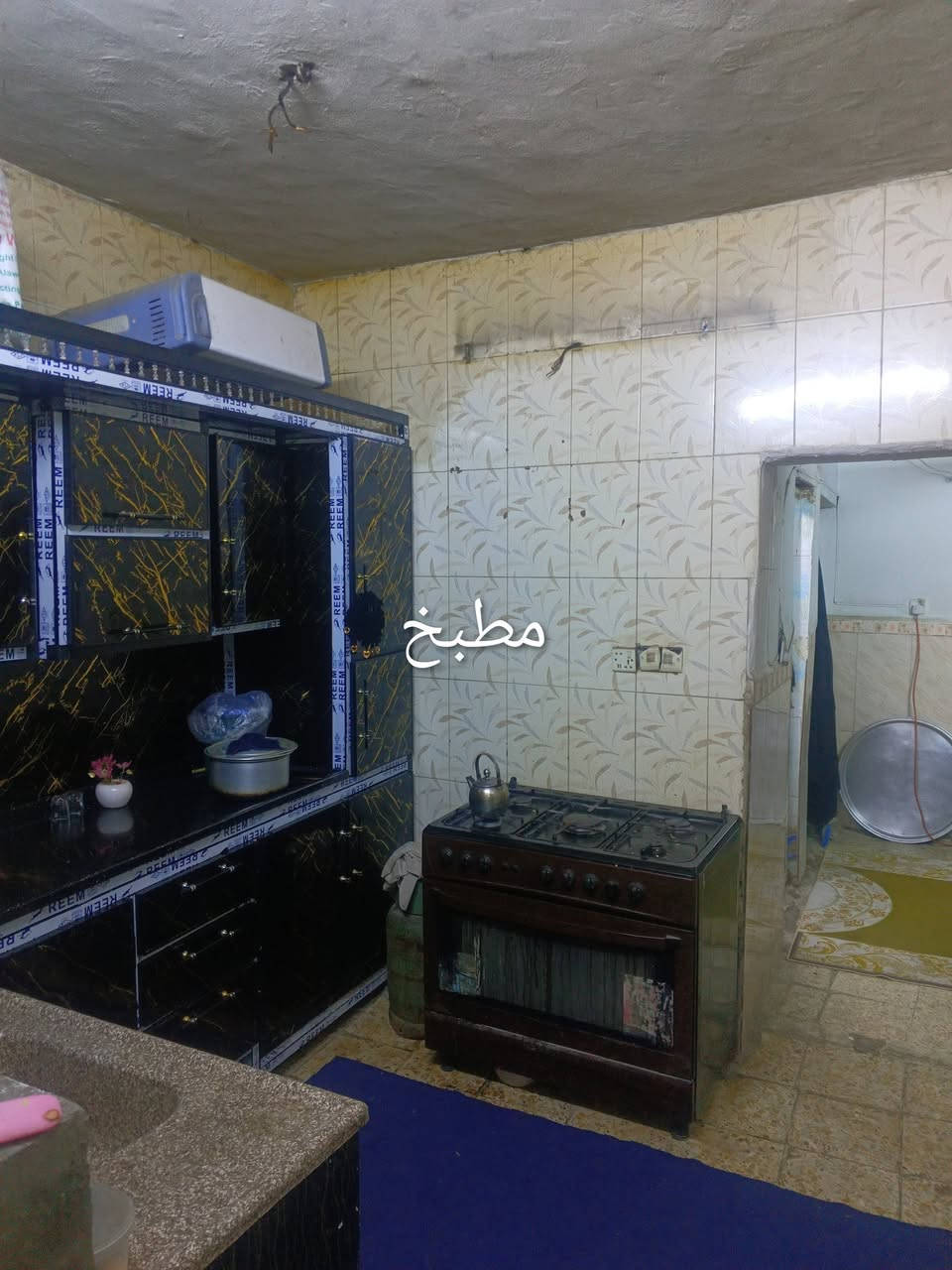 بيت ميت متر مربع طابقين زراعي سندخمسه وعشرين 
الشهداء خط النفط قرب محطة الشهداء 
ماء مجاري كهرباء  اربع غرف نوم ومطبخين حمامات عدد ثنين بس لطابق لثاني سكف سندويج  السعر ٦٥وبيه مجال تواصل عله الرقم ***********
