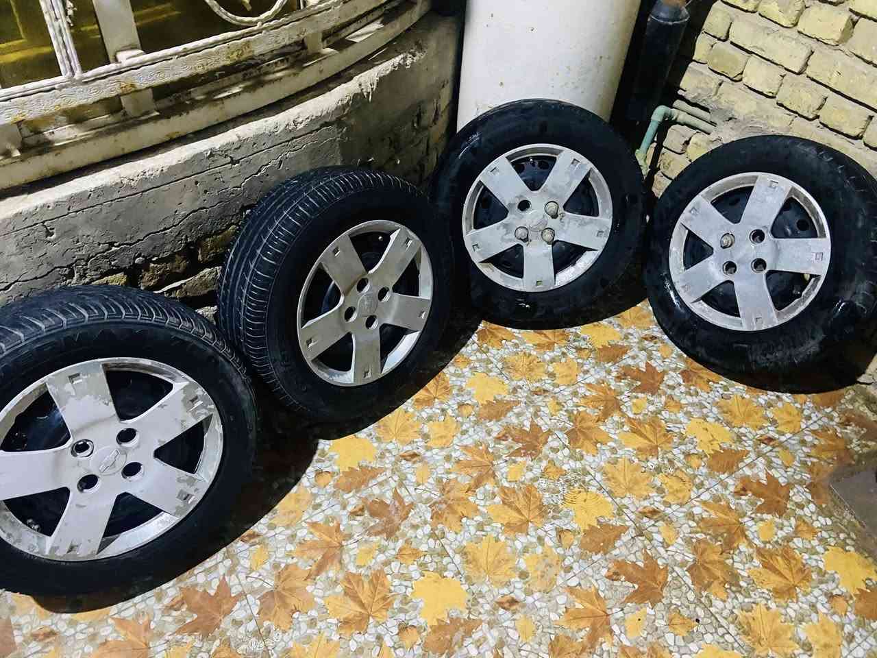 تايرات مع كبات
السلام عليكم تايرات حجم 14 عدد 4مع 4 كبات افيو نضافه 85 /100 السعر 125 كامل قفل  
العنوان بابل ناحيه الطليعه   ***********
