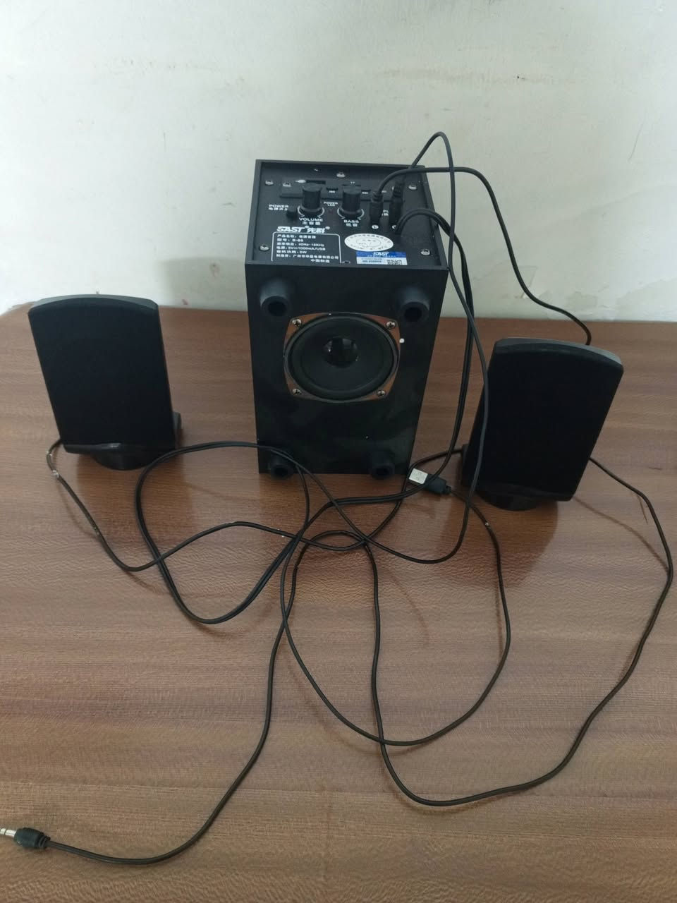 السلام عليكم
السعر (٢٥) مع التوصيل 
+2                    نظام صوتي من نوع SAST مكون من مضخم صوت (Subwoofer) واثنين من السماعات الفرعية.يتوافق مع أجهزة الكمبيوتر، الشاشات، والهواتف الذكية عبر توصيلات سلكية.يتميز بوجود مقابض للتحكم في مستوى الصوت (Volume) وجهير الصوت (Bass) بشكل منفصل.يدعم توصيلات USB و AUX لتشغيل الملفات الصوتية


**إذا كنت صاحب هذا الإعلان وتريد حذفه لأي سبب، رجاءا أرسل رسالة إلى الدعم الفني**