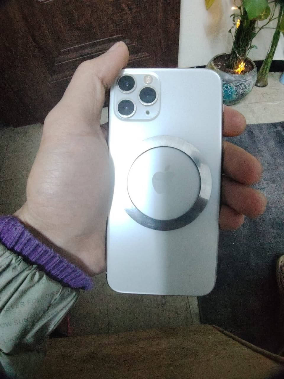 سلام عليكم آيفون 11 برو لون ابيضّ جهاز واتر ما مفتوح نظيف كلش زلغ مابي بطاريه 73 موضوع شحن انسي شي اسمه شحن ذكره 256 مبدل شاشه قطعه اصليه من ابل السعر 230 وبي مجال بسيط ***********
