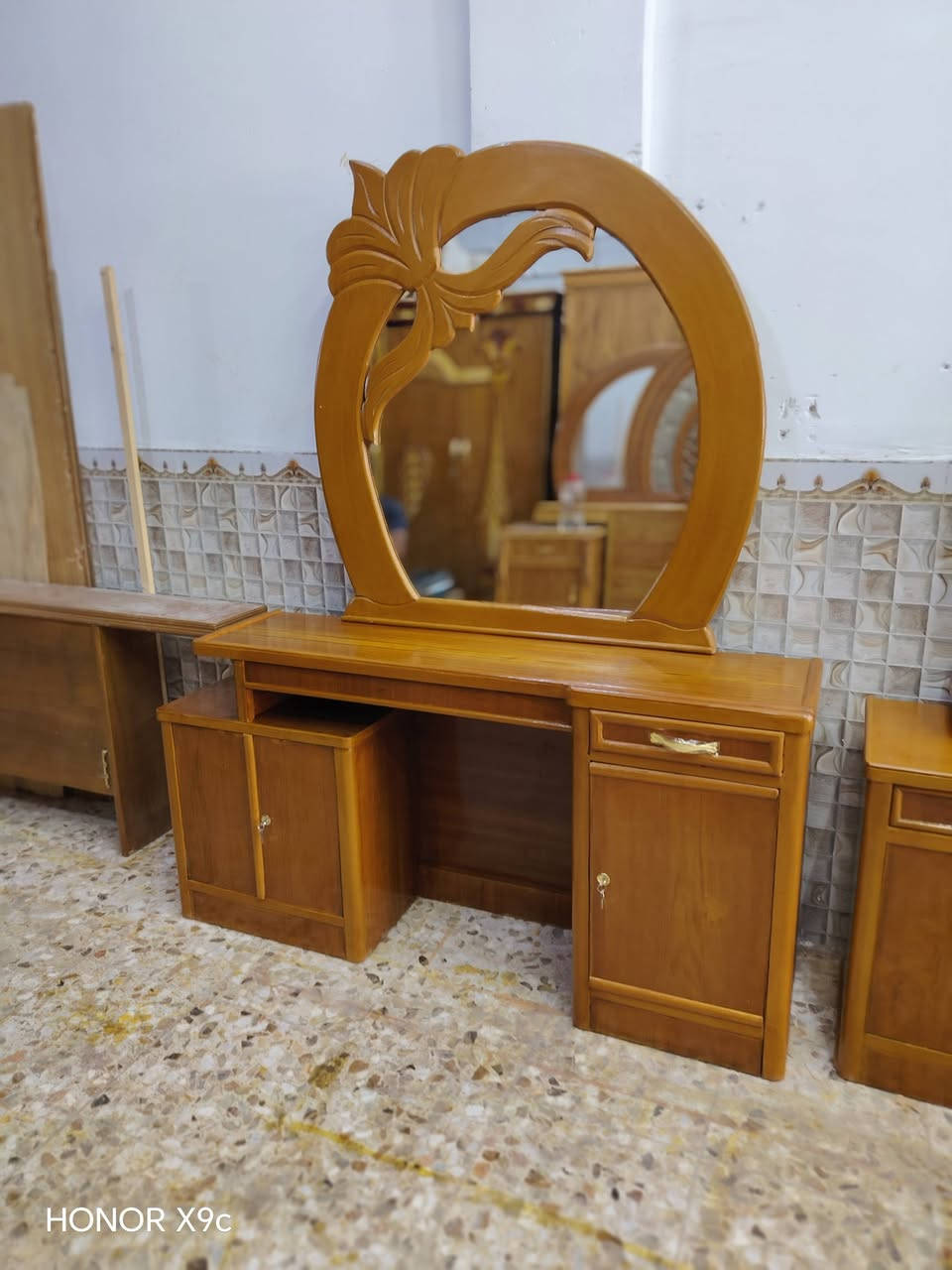 السلام عليكم غرفه كامله ام الخمس بيبان شغل درجه اولى  تسكام  غرفه كامله وجاهزه اي نقص ما بيها السعر 775 شامل الشد والتوصيل مجاني داخل النجف والشراي يتصل مكاني نجف ناحيه الرضويه قرب الجسر مال الرضويه *********** موجود واتساب
