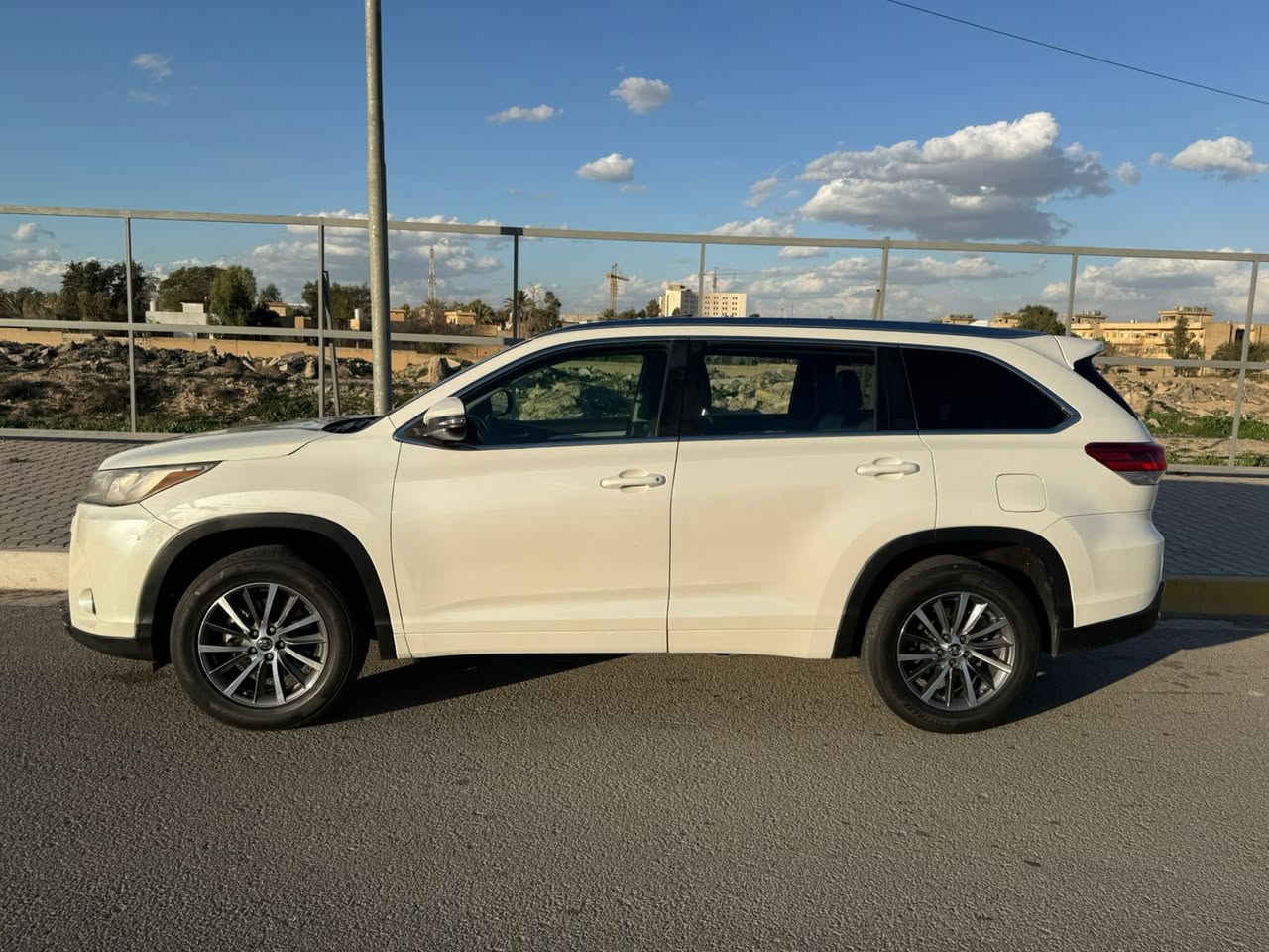السلام عليكم
🚗 Toyota Highlander 2018 XLE للبيع
وارد أمريكي – فول مواصفات ملكية

🔹 ماشية: 130 
🔹 محرك: 6 سلندر 
🔹 7 راكب
🔹 رقم أربيل 
🔹 سنوية بعدها ما ساقطة
🔹 مكان السيارة: كركوك

✨ المواصفات:
✔️ فتحة سقف
✔️ شاشة كبيرة
✔️ بصمة (دخول وتشغيل ذكي)
✔️ كراسي أمامية كهرباء
✔️ تدفئة وتبريد كشنات
✔️ تبريد 3 قطع
✔️ داخلية لونين
✔️ جنوط شركة + تخم تاير جيد
✔️ جنطة كهرباء
✔️ تحكم ستيرن
✔️ رادار أمامي + رادار مري (نقاط عمياء)
✔️ مانع انزلاق
✔️ زنون
✔️ BSM منفصل

🛡️ الأمان:
✔️ إيرباغات سليمة

📌 ملاحظات الحادث:
بيها جامرلغ صبغ +  بنيد

✅ السيارة جاهزة وما بيها أي نقص
السعر :245 للبيع جوه السوك

للاستفسار خاص 📩
***********
