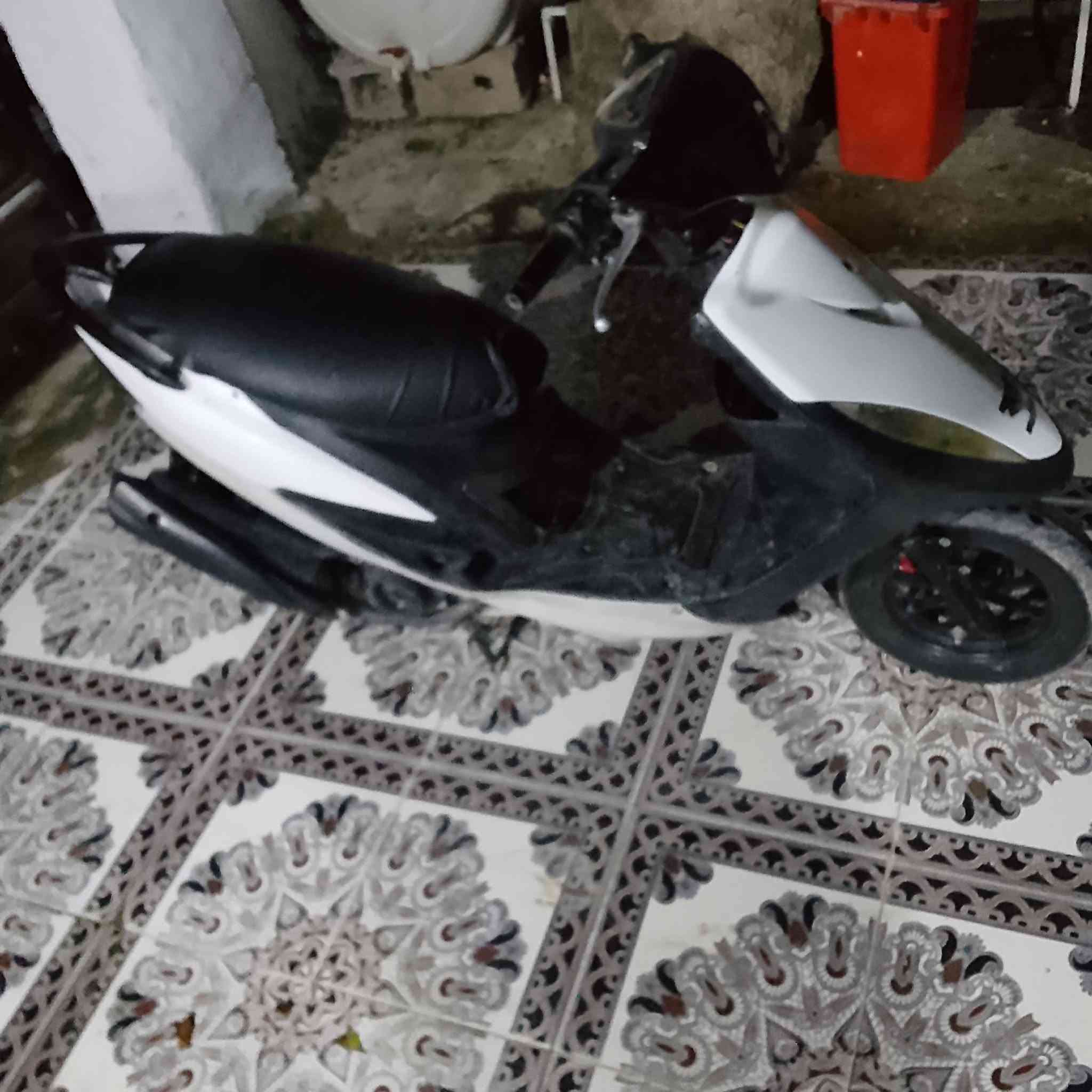 ماكـس عـدله للـبيع.
دراجه مكينه 55 خير من الله
صالنصه  FM رياضي
 تايرات جدد خلفي امامي 
شيال رياضي دراجة  بلادي
لسعر 400 وبيه مجال
للتواصل والاستفسار ((خااصص))


**إذا كنت صاحب هذا الإعلان وتريد حذفه لأي سبب، رجاءا أرسل رسالة إلى الدعم الفني**