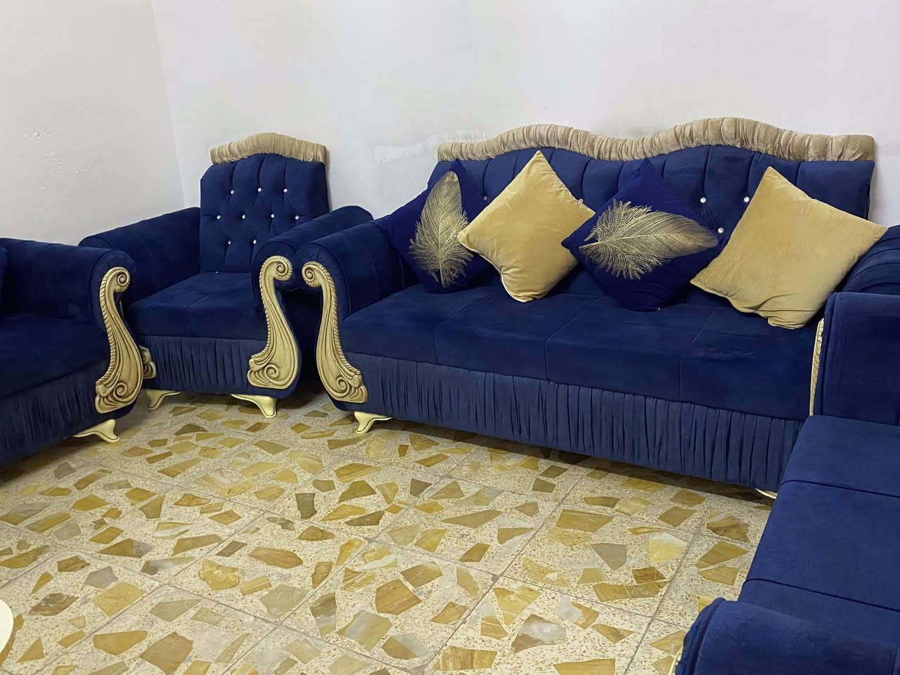 تخم عشر مقاعد للبيع *********** صار شهرين من سويته ب ٦٠٠ للبيع ٥٥٠ وبي مجال وياه كوشات وطبله وسطيه شغل عراقي تازة مكاني الصالحية
