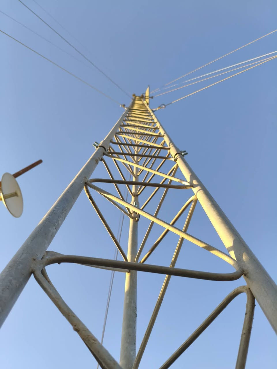 تحيه طيبه تم تنصيب برج 21متر في محافضه النجف مستعدون للعمل في جميع المحافضات يتوفر حديد وباسعار مناسبه ***********
