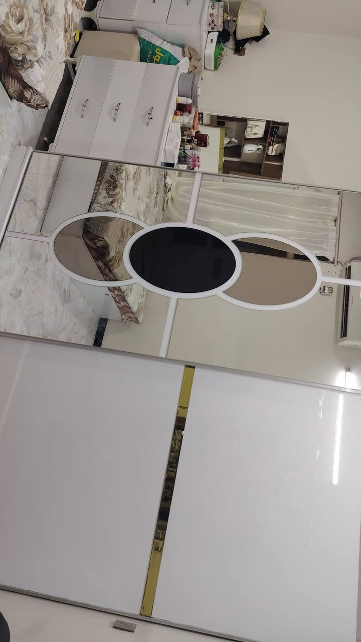 اثاث للبيع اصلي مع وجود قطعتين راس سيسم بس مو ظاهر بالصور وسعر 700 وبي مجال
تواصل على رقم ***********
