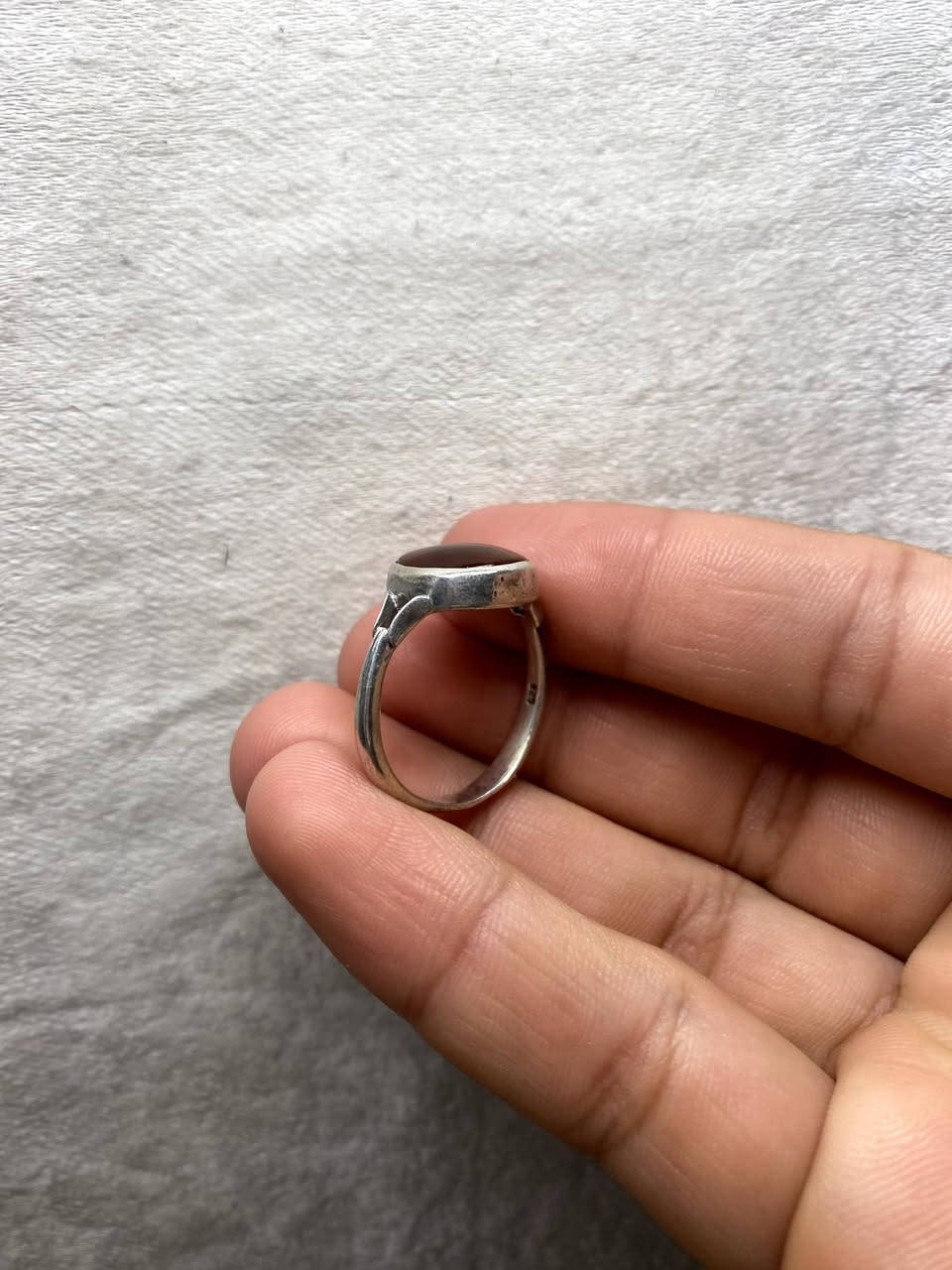 اللهم صل على محمد وآل محمد
خاتم من العقيق اليماني احمر نواعم
مقاس الخاتم 23 مقاس الحجرة 13 ملم 
صياغة جميلة ( فضة ختم 925 )
لمعرفة السعر مراسلة خاص او واتساب *********** 
توصيل جميع محافظات العراق 🚘
