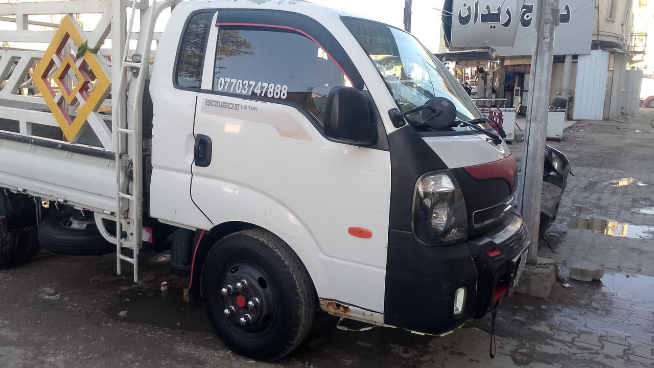 @السلام عليكم  عندي كيه بنكو.  موديل ٢٠١٣  سياره  فحل. مكفوله  من ضربه وصبغ.  محرك مسكر بلادي  ٦ كير اصلي 
مواصفات كشن تفئه. مع دركه هم تفئه   مري شفط. 
محور تايرات ١٤ ويل امامي  ياباني. اصلي. 
كير مكينه  وتبريد كله مكفول وشغال. 
كفاله سياره بدون صبغ. 
سعر مطلو. ٩٩ ورقه  موجوده سياره بغداد. الحريه 
***********
