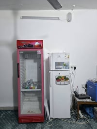ثلاجة وعارضة للبيع نضيفات ثلاجة ب١٥٠ عارضة ب٢٥٠ رقمي ٠٧٧٦٤٩٠١٠٣٧