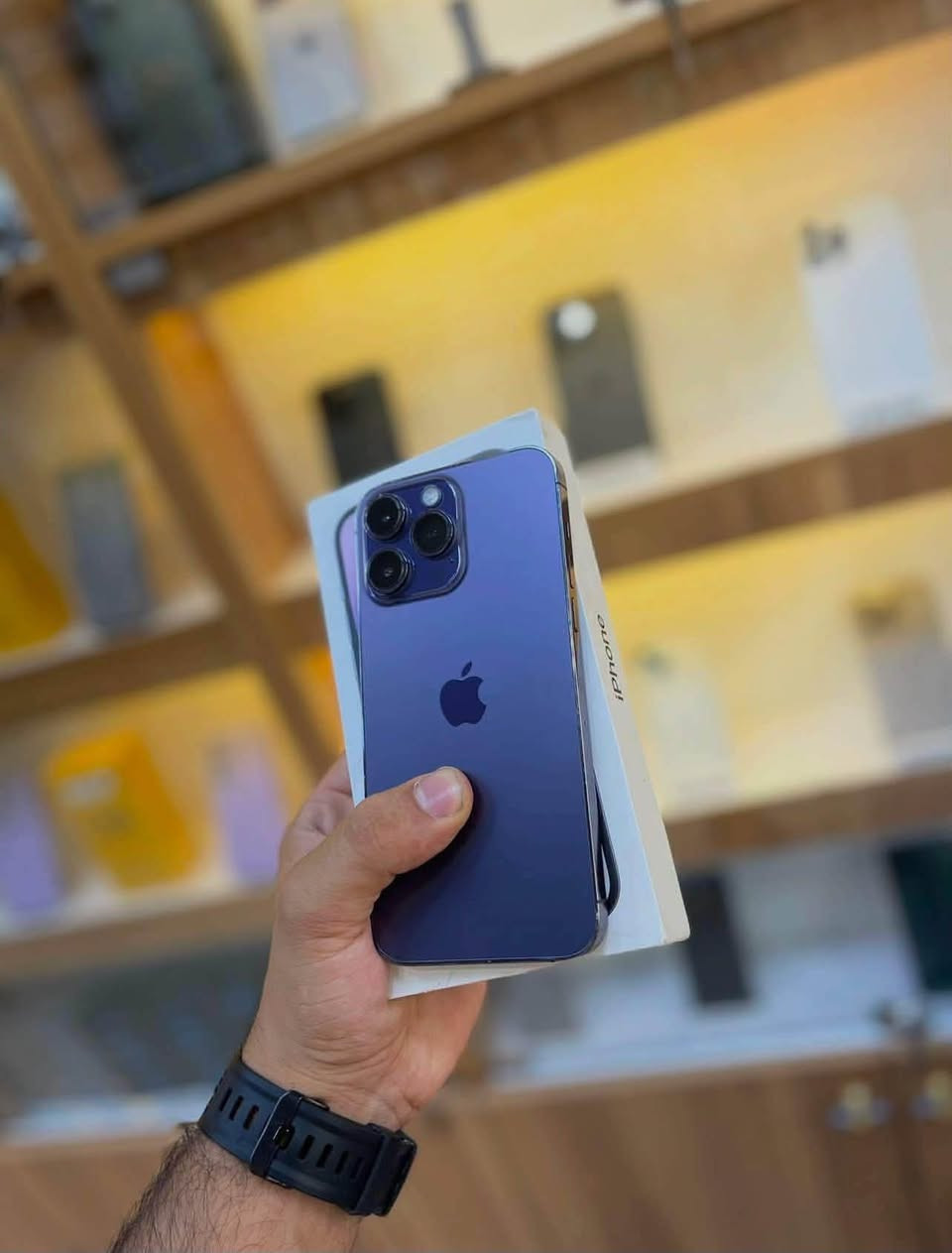 14 برو ماكس
ذاكره 256 
بطاريه 78 بلادي 
نضافه 100% 
مبدل شاشه اصليه 3 خيارات 
فيس ايدي شغال✅
نضيف ومرتب ومناسب 
سعره 590 بي حك جيه 
جوووووه السوك 
***********
