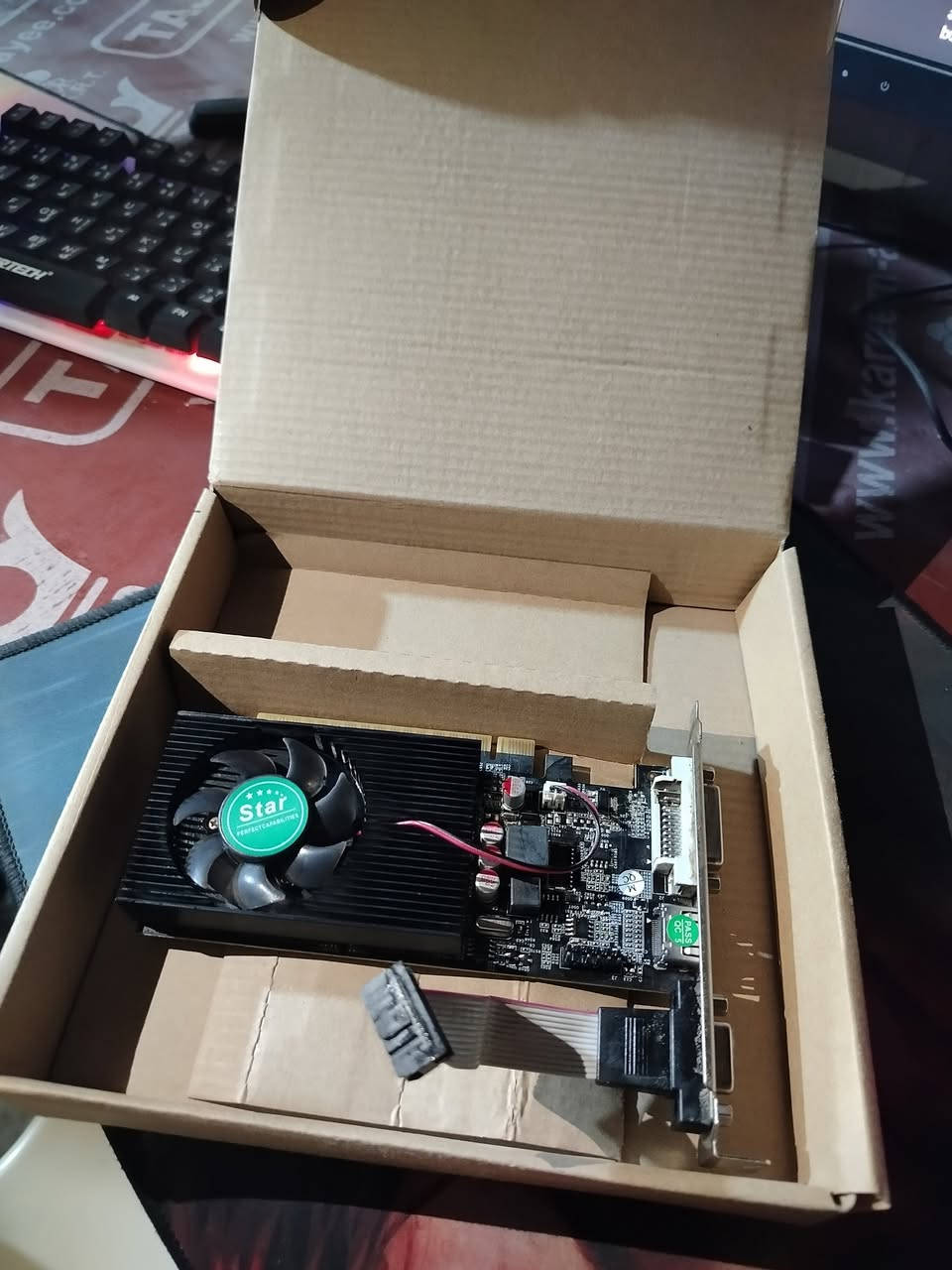 🚀 للبيع: كرت الشاشة المميز NVIDIA GT 730 (نسخة 4GB)
إذا كنت تبحث عن أداء مستقر وسعر اقتصادي، فهذه النسخة هي الأقوى في فئة الـ GT 730 لأنها تأتي بذاكرة 4 جيجابايت كاملة!
✅ مميزات هذا الكرت:
سعة الذاكرة: 4GB GDDR، مما يضمن لك سلاسة أكبر في التعامل مع تعدد المهام (Multitasking) وبرامج التصميم الخفيفة.
دعم الشاشات: يحتوي على مخارج HDMI, DVI, VGA، يعني يشتغل على أي شاشة عندك (تلفزيون أو شاشة كمبيوتر) وبدقة عالية.
تصميم عملي: حجمه مناسب جداً (Low Profile) يركب على جميع أنواع الكيسات (الضخمة أو الصغيرة Slim).
توفير الطاقة: لا يحتاج إلى وصلات من البور سبلاي، يشتغل مباشرة بمجرد تركيبه وسحبه للطاقة قليل جداً.
🎮 الأداء والاستخدام:
الألعاب: أداء جيد جداً في ألعاب مثل: (Minecraft, Valorant, CS:GO, Roblox, League of Legends, GTA V) على إعدادات متزنة.
العمل والدراسة: مثالي جداً لطلاب الجامعات، المبرمجين، وأصحاب المحلات لتشغيل الكاميرات والأنظمة المحاسبية بوضوح تام.
المالتيميديا: تشغيل أفلام 4K وتصفح يوتيوب وسوشيال ميديا بسلاسة تامة بدون أي "تعليق".
📍 الحالة: نظيف جداً وفحص كامل (شغال 100%). 📞 للتواصل: مراسلة الصفحة


**إذا كنت صاحب هذا الإعلان وتريد حذفه لأي سبب، رجاءا أرسل رسالة إلى الدعم الفني**