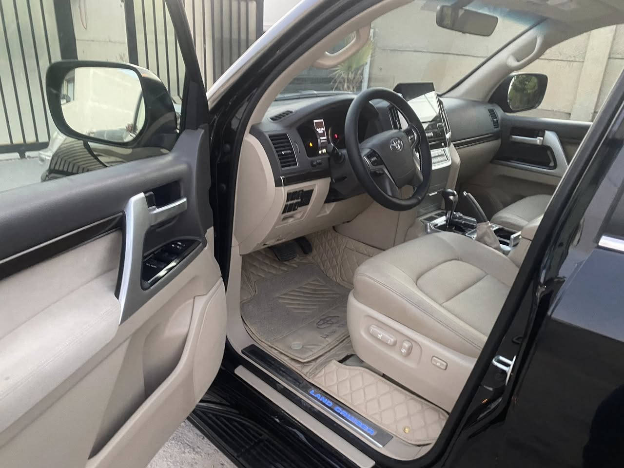 تويوتا لاندكروز موديل ٢٠٢١ سيارة ماشية ١٠٠ الف محرك و گير بشرط5.7 سيارة بس بونيد صبخ ***********
