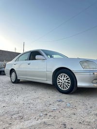 سيارة الملكة • تويوتا كراون • الملكة 2003 • سيارة 2003 • تبريد قوي • س...