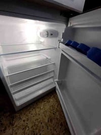 ثلاجة للبيع حجم صغير مال مكاتب او غرفة نوم بعدها جديده مستعمله شهر او ...