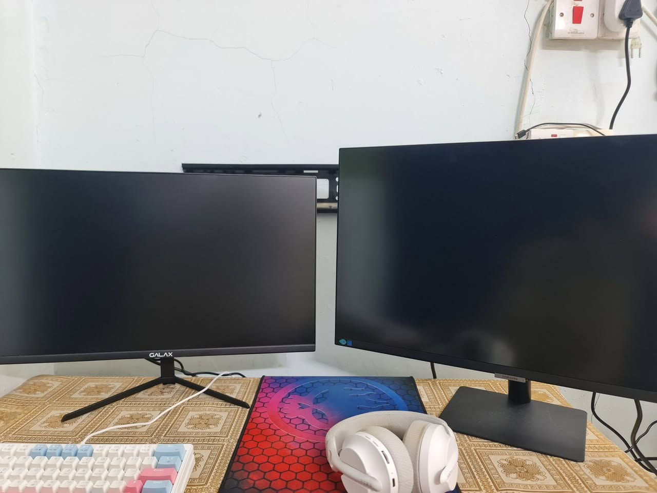 السلام عليكم

Samsung ViewFinity S70A

• Screen Size: 27
• Resolution: 3840x2160 (4K)
• Refresh Rate: 60Hz
• Panel Type: IPS
• Response Time: 5ms
السعر: 400 الف

GALAX VIVANCE-24F 

• Screen Size: 24 
• Resolution: 1920x1080 (FHD)
• Refresh Rate: 144Hz
• Panel Type: IPS
• Response Time: 1ms 
السعر: 135 الف

الشاشتين جديدات استخدام اسبوع واحد فقط. ما بيهن اي شي وملحقاتهن كاملة. فقط العلب ما موجودة.

العنوان: البصرة
للتواصل: واتساب ***********
