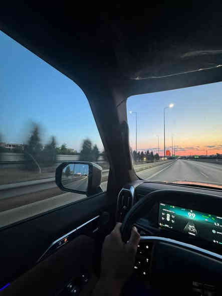 جيتور T2 2025
جيتور T2 2.0L LUXURY

الموديل: 2025 (خليجي)
العداد: 23,000 كم قابل للزيادة 

المحرك: 4 أسطوانات L 2.0 تيربو 254 حصان حقن مباشر
عزم الدوران (نيوتن-م): 390
ناقل الحركة: اوتوماتيكي دبل كلاتش من 7 سرعات
نظام الدفع: نظام دفع رباعي متطور من BorgWarner

الضمان الأساسي: 6 سنوات وعداد كيلومترات مفتوح
ضمان المحرك: 10 سنوات او 1،000،000 
بعدها داخل الضمان و الصيانة كلها داخل الشركة 

المواصفات:

*فتحة سقف بانوراما 1.1م
*إطارات قياس 20 إنچ
*الصندوق شفط
*الشباك الامامي المضاء  بجيتور 
*مثبت سرعة مع رادار تفاعلي
*نظام القيادة شبه الذاتية
*نظام الكبح التلقائي في حالة الطوارئ
*نظام تحذير الاصطدام الامامي والخلفي
*كاميرات محيطية 540 درجة
*حساسات أمامية وخلفية
*نقطة عمياء
*نظام تحذير مغادرة المسار
*نظام المساعدة للبقاء في المسار
*شاشة التحكم بقياس 15.6 إنچ
*شاشة القيادة بقياس 10.25 إنچ
*نظام صوتي متطور 12 سماعة من Sony
*نظام أبل كاربلاي وأندرويد أوتو لاسلكي
*نظام اوامر و تحكم صوتي
*مقصورة الركاب من الجلد الفاخر والكنتارا
*مقعد السائق والراكب كهربائي
*مقاعد السائق والراكب مبردة و مدفئة
*مقاعد السائق والراكب مزود بذاكرة لحفظ 3 وضعيات الجلوس
*إنارة ترحيبية مع إنارة محيطية متعددة الالوان
*عتبات الأبواب مضيئة
*مصابيح أمامية وخلفية أوتوماتيكية LED 
*التكيف التلقائي للضوء العالي
*نظام تقليل الضجيج النشط مع زجاح مزدوج
*المرايا الجانبية قابلة للطي كهربائياً ومدفئة
*دخول ذكي و تشغيل عن بعد
*خاصية إغلاق نوافذ وفتحة السقف عن بعد
*شاحن هاتف لاسلكي سريع
*نظام تنقية الهواء PM2.5 وفلتر N95
*مسند الذراع الوسطي مع ثلاجة
*انماط قيادة متعددة للطرق الوعرة
*وسائد هوائية امامية و جانبية عدد 6
*ماسحات الزجاج الأمامي مع حساس للمطر
*دوسات جانبية
*نظام الفرامل الأوتوماتيكي Autohold
*نظام التحكم بنزول المنحدرات
*نظام المساعدة لصعود المرتفعات
*نظام مراقية ضغط الاطارات

السعر : 28,300 
ومكان السيارة البصرة القبلة
***********
