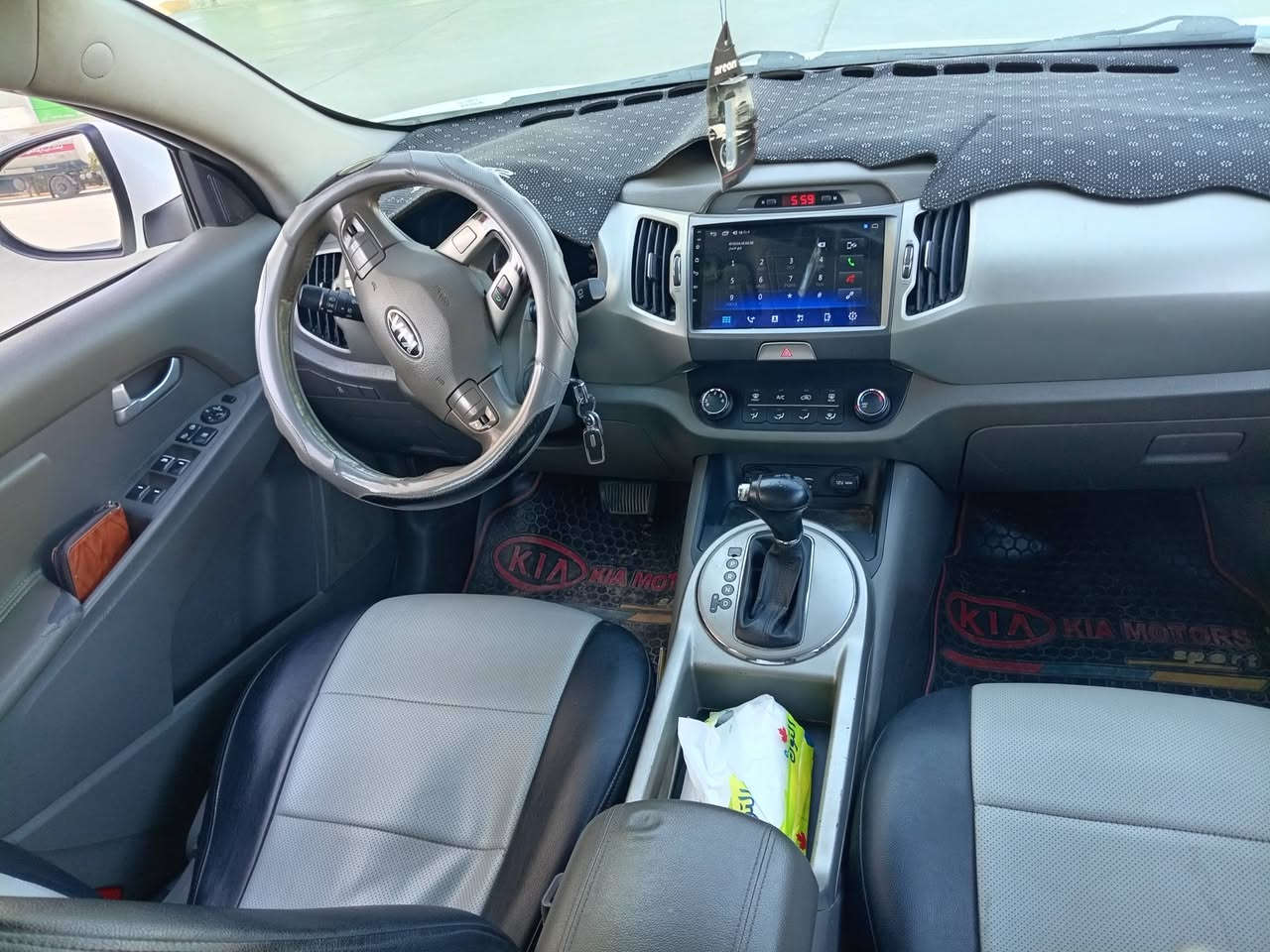 السلام عليكم 
كيا سبورتج موديل 2016 خليجي 
فول مواصفات عدا البصمه 
مكينه ٢٤٠٠ دوش 
قطعتين تبريد 
بنوراما 
صدر تخم تاير كله جديد
سياره مال جناي 
كفاله عامه حتى من البارد 
بيه فقط براغي الصندوق مرخايه 
رقم بغداد شرط التحويل
السعر 154. وبيه مجال كلش بسيط
مكاني المحموديه *********** 
***********
