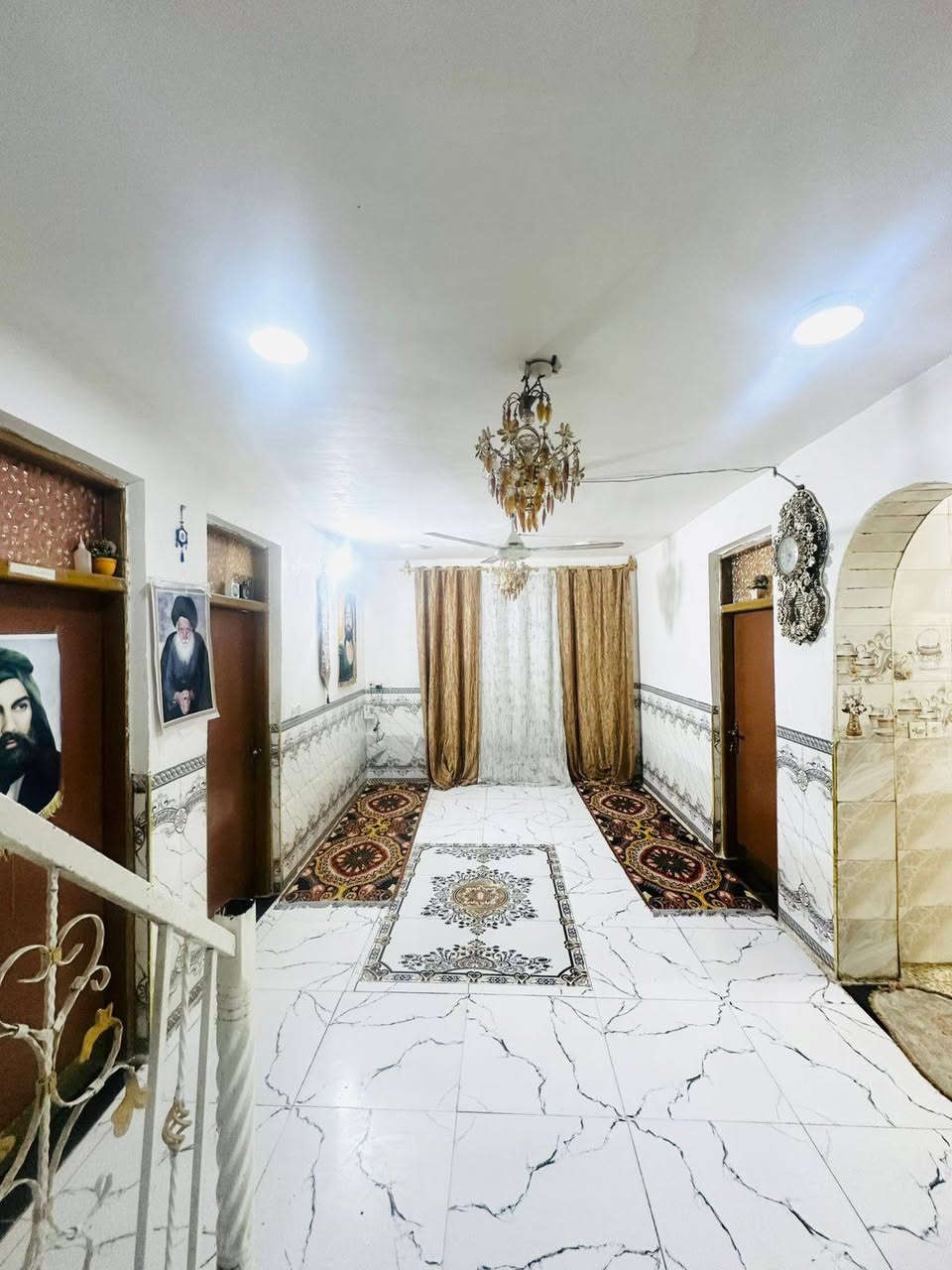 السلام عليكم الدار للبيع المساحه 200 متر 
الوجه ،10. النزال ،20
الدار طابقين يتكون من 5 غرف نوم 
2صاله استقبال مطبخ 
صحيات 3 داخليه و خارجيات 
مطلوب اسكان 
شارع 15
وشارع بارك سيارات 
العنوان داموك الميمون 
الاستفسار ***********
