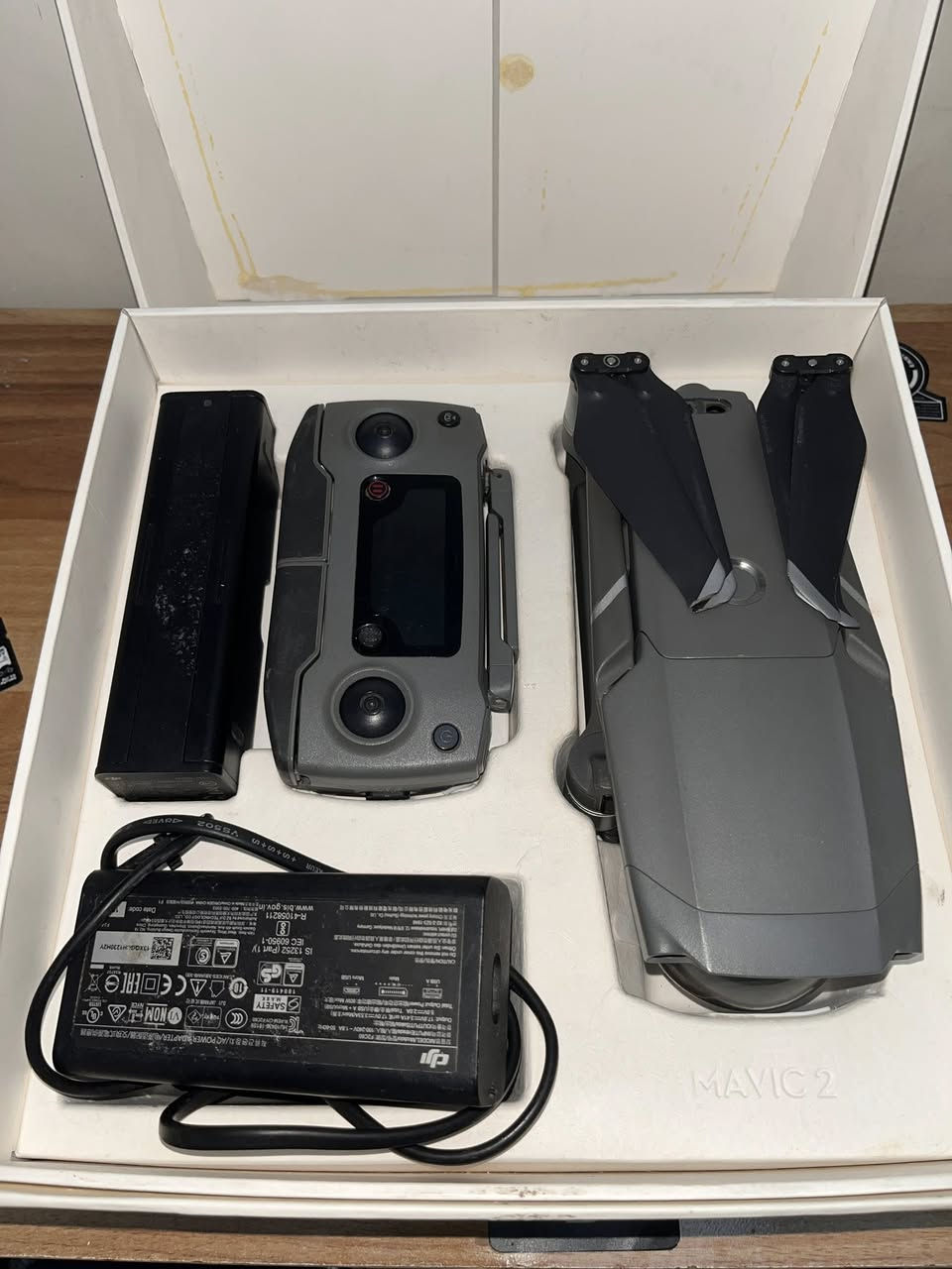 السلام عليكم 
dji.  
تريد تصوير قوي ودرون قوي يتحمل رياح امطار اخذ الMAVIC.  2.   PRO.  
مافك ٢ برو كومبو 
نضافه جدا عاليه 
درون يعجز شرح عنه 
مكاني بغداد الاعضميه 
***********
