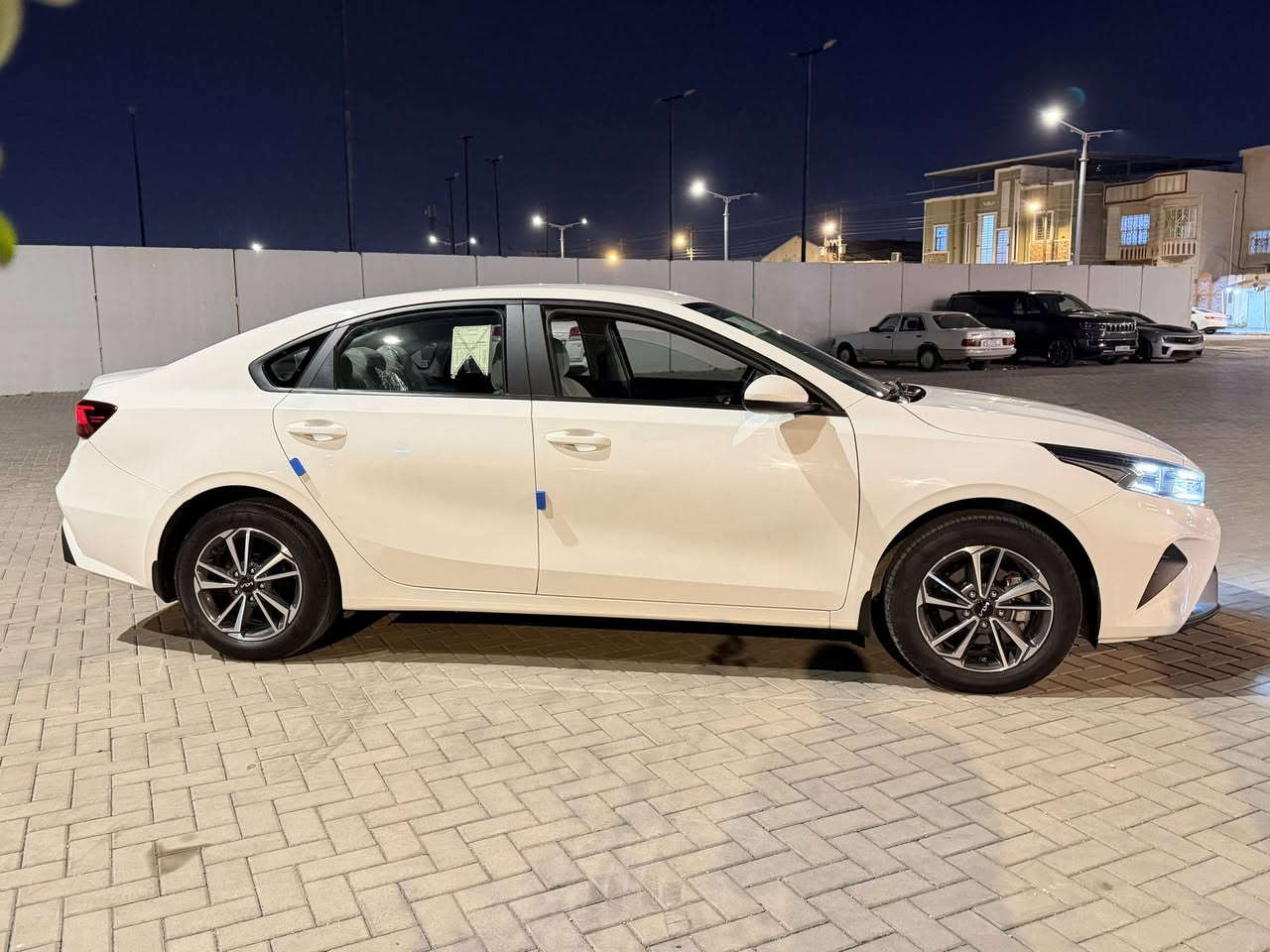 كيا سيراتو
موديل 2024 
خليجي اصل
مكينه 2000 المرغوب 
داخل لونين بيجي
فول ما عده الفتحه 
رقم اربيل الدولي
بأسم شركة 

مواصفاتها 
ويل كب 
تبريد خلفي
دواخل لونين بيجي 
لايت لد 
كشافات 

مكانها البصره الأبله 

السعر 185 وبيها مجال شي بسيط

***********
