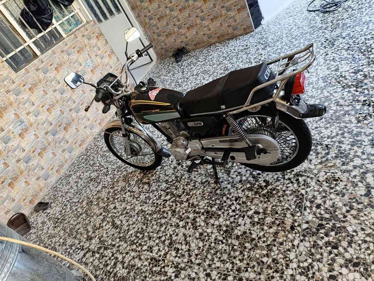 سلام عليكم دراجه ايراني موديل 2022  بدون اوراق اتكفل لك سرقه وعشائر هيه بالاساس اربعه كير بس بيها مكينه 5 كير الدراجه خير من الله كلشي شغال كهربائيات الدراجه نضيفه وخير من الله مكاني بغداد حي النصر السعر 425 وبيها مجال بسيط ***********
