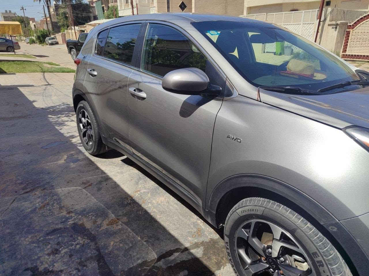 السلام عليكم 
كيا سبورتج 2021 LX
السيارة نضيفة و عملية مال بيت 
صور الحادث موجود بالمنشور 
السيارة كاملة 
تجي دفع رباعي 
كراسي مخمل يدوية 
مكينة 2400 gdi تنفس طبيعي 
الممشى 54 الف ميل 
ويل 17 
(بيها اثر حالوب بسيط في العراق )
السعر 160 و بيها مجال بسيط
مكاني بغداد العامرية 
للاستفسار 
***********
