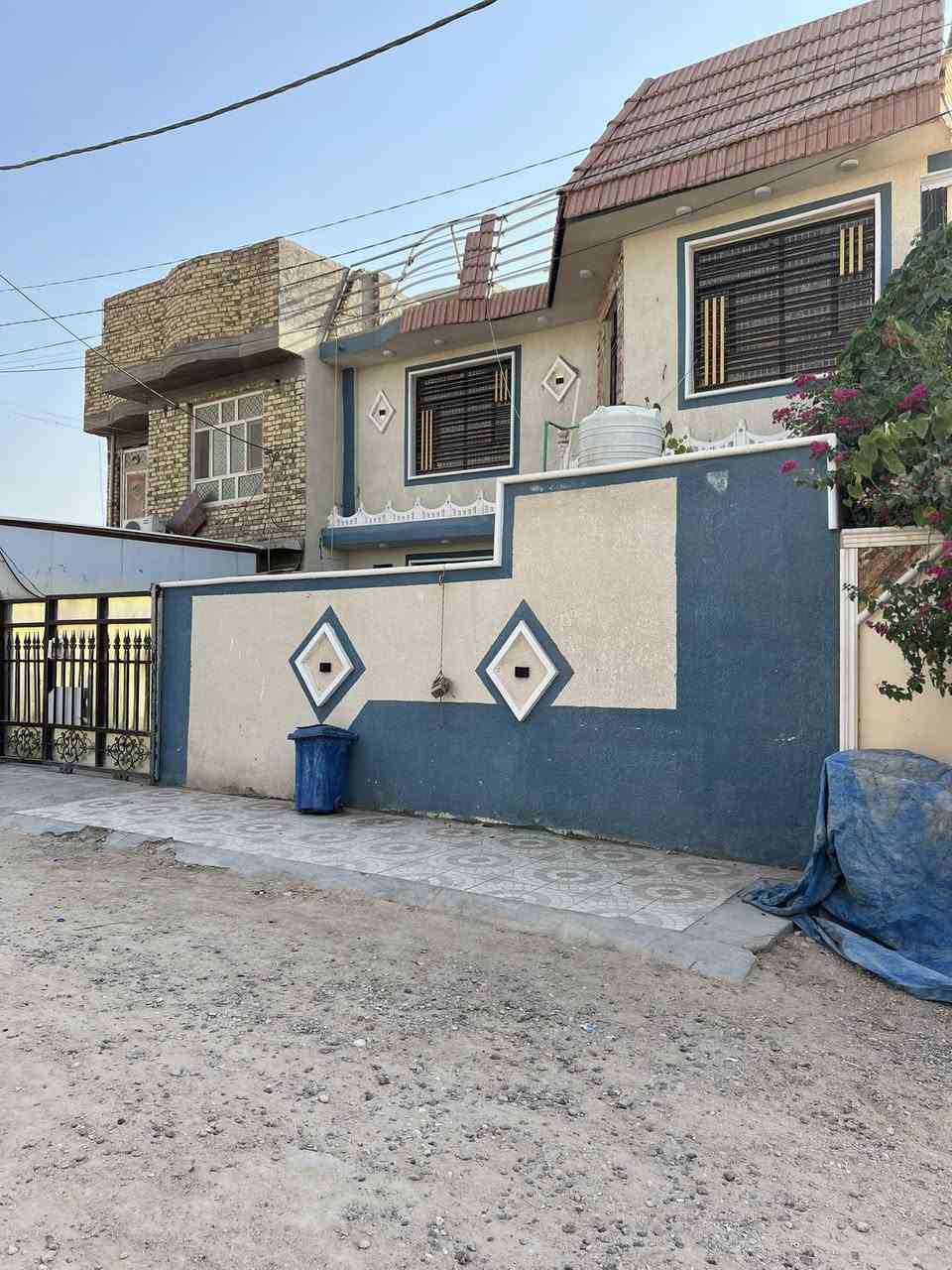 السلام عليكم 
للبيع !!
منزل مساحة 200متر يتكون من كراج استقبال 3صحيات كلدور 3غرف طابقين 
العنوان حله نادر مقابيل محطة العرفان منطقه جديده شارع يخبل للاستفسار التواصل على هذا الرقم 
"***********"
"***********"
ملاحضه !
(البيت سند 25 معزول تحويل ثاني يوم )
والبيت كامل مكمل من كل النواحي البيت من الداخل ديكورات بل كامل
