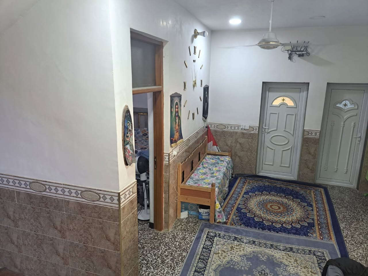 بيت طابو صرف في منطقة المواصلات المربع الاول مساحه ١٥٠م واجهه ١٠ نزال١٥ بناء ٢٠٢٣ جديد يحتوي على ٤ غرف نوم كبيره+صاله+ حولي+ خدمات+ گراج كبير بسعر مناسب للاستفسار الاتصال على 
***********
