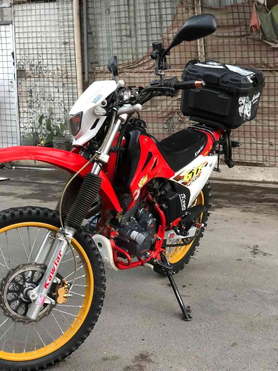 دراجه قفاز كاويار مكينة (250c) ماشيه (6k) ملاحظة ( دراجه بيها كمرك 5 اوراق )
عنوان بغداد+ ( مدينة الصدر )
( مكينه رصاصي تصير أقوى من السوده) 
رقم الهاتف ( *********** )
السعر ( خاص )
