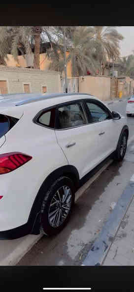 السلام عليكم هونداي توسان موديل 2019 بأسمي السياره رقم بصره السياره البنيد جارد كد شبر كما موضح بالصوره وبيها طخه بالباب وره سايق يرجع ع بارد السياره حلوه ونضيفه وكل شي بيها بلاد مكفوله من كير ومحرك ع وضع الشركه ما مفتوح اي شي بيها علما السياره خليجي  السعر 180 $ وهذه رقمي ***********
