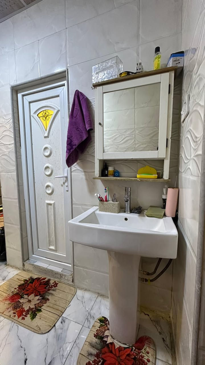 سلام عليكم متاح بيت للبيع بالشعب بحي البساتين حي الصدرين خدمات كامله تبليط مجاري ماء خطين 
البيت واقع حال والمنطقه مشموله بالتطويب تجي وتشوف بعينك البيت جدا نضيف تجي وتشوف بعينك سخان تانكي ماطور كله اعوفهن تجيب غراضك وتكعد 
سعر 45 وبي مجال بسيط رقمي ***********
