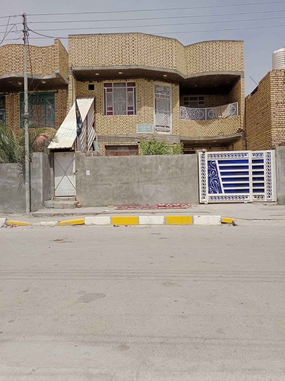 بيت للبيع بحي الرافدين طابقين صب بنيان جديد غرفتين وصاله 8امتار ودوانيه 8امتار ومطبخ وحمام داخلي وصحيات خرجيه مناور 2طابق ثاني غرفتين وصاله 8امتار وصحيات وبي شقه خارجيه درجهه عل شارع غرفه وصاله وصحيات وبلكونه ومطبخ مساحه 200متر شارع 18متر تبليط ورصفه 4مدارس قريبات عل بيت 
***********
