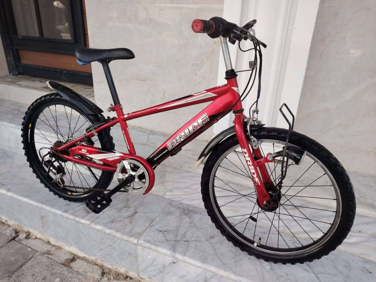 السلام عليكم ورحمة الله وبركاته
بيسكل موديل كيمو حجم ٢٢
باله ياباني النضافه فول وضع حاويه
ماركه ( DRIDE )
يده كير ٦ نمر شيمانو اصلي
حساس امامي ثلجي شغال 
السعر ( 100 الف)
لون ميمز احمر  مختم 
كشن اصلي ماركه تايرات بلادي
قفل خلفي اصلي شغال
عنوان المحل بغداد شارع الفلاح
هاتف *********** 
الاستفسار واتساب
