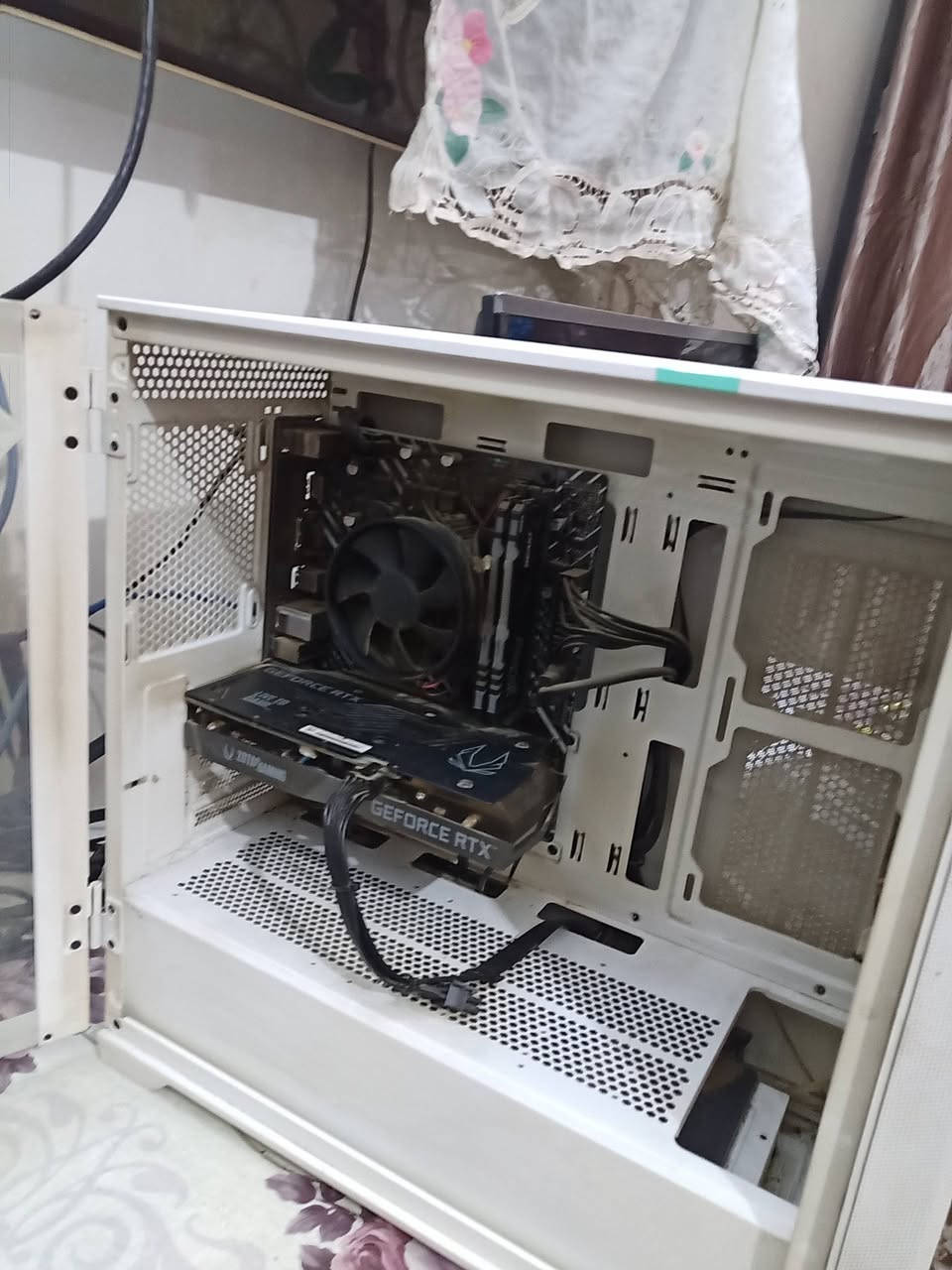 💻 حاسبة ألعاب / شغل قويّة – بحالة ممتازة
🔹 المعالج: Intel Core i5-12400F
🔹 اللوحة الأم: ASUS PRIME H610M-K D4
🔹 كرت الشاشة: RTX 3060 ZOTAC Twin Edge 12GB
🔹 الذاكرة (RAM): 16GB DDR4 Kingston Fury Beast RGB (3200MHz)
🔹 التخزين: SSD LEXAR 1TB
🔹 مزود الطاقة: AeroCool LUX 650W Bronze
🔹 التبريد: DeepCool ALTA 9 + مراوح الكيس
🔹 الكيس: DarkFlash DK415M Mid Tower (3 مراوح RGB – لون أبيض)
✅ تشغّل الألعاب الحديثة بسلاسة
✅ مناسبة للألعاب، التصميم، والمونتاج
✅ استخدام نظيف وحالة ممتازة
للاستفسار التواصل خاص 📩
رقمي ***********
قيم باليرضي الله و اخذ 
مكاني بغداد الزعفرانيه
