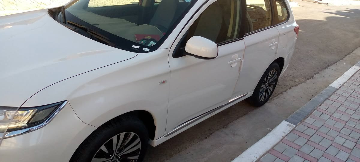 السلام عليكم للبيع مسيوبوشي اوتلاندر موديل 2022 وارد خليجي من الشركه باسمي رقم اربيل... خمسه راكب  محرك 200 ماشيه 23 الف على وظعيه الشركه.. السعر 190.. البيع لغرض حاجه مستعجله.. 
للاستفسار الاتصال ***********
